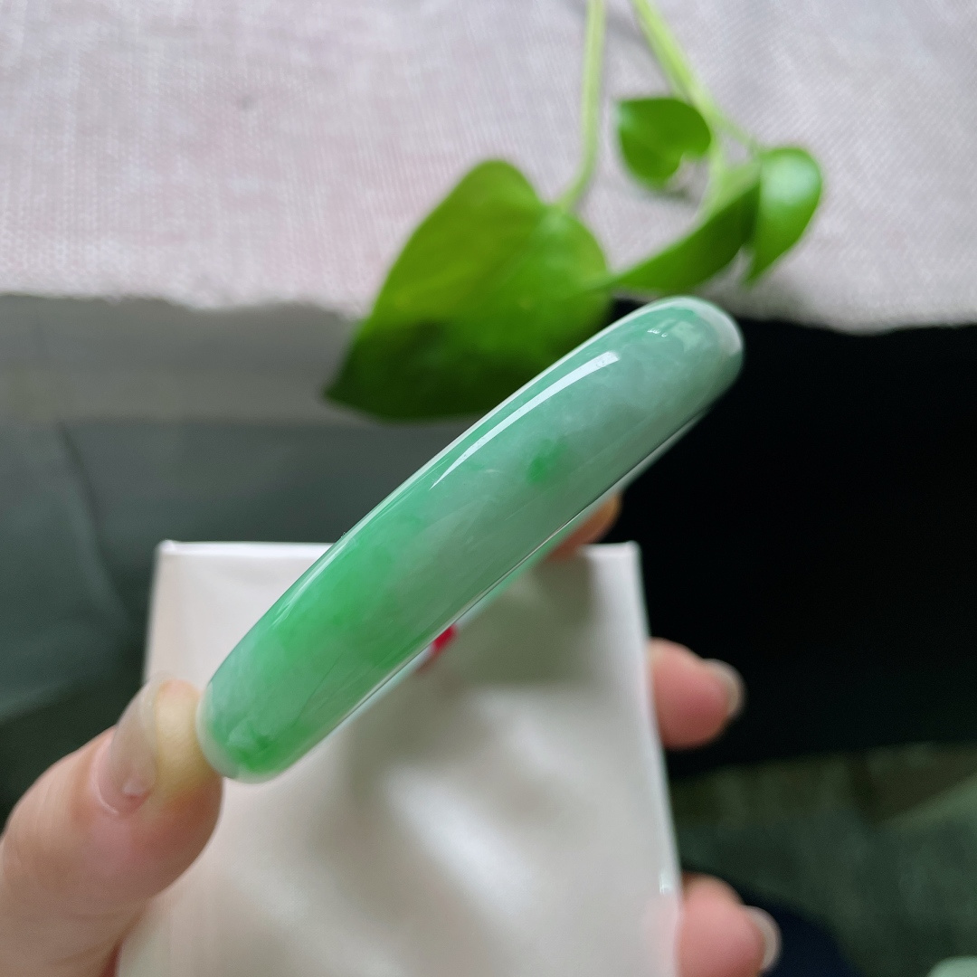 59.2/11.9/8.4，飘阳绿正圈，料子细腻干净。迟日江山丽，春风花草香。有棉线，ss51290a