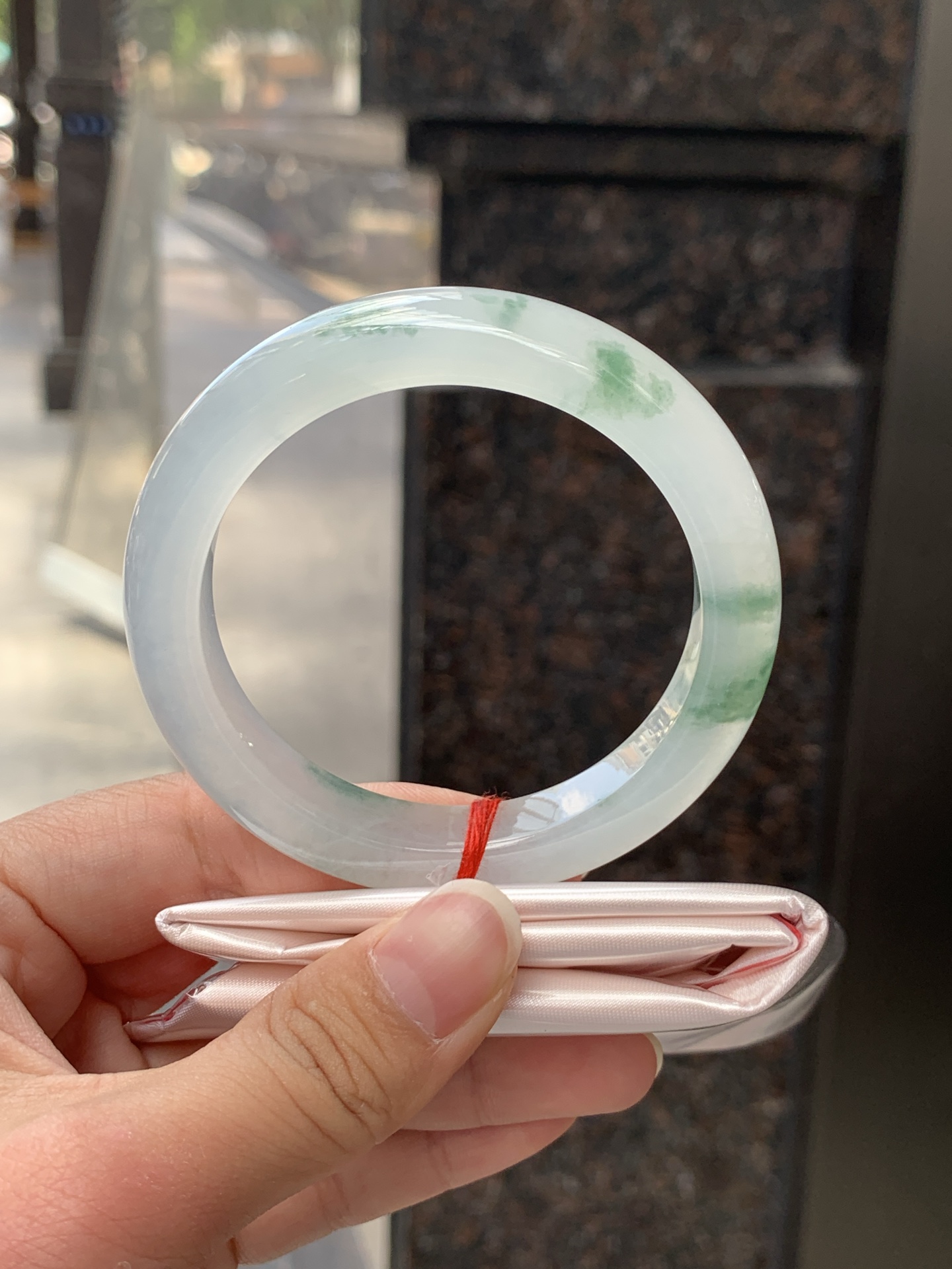冰飘花正圈 54.3-10.5-9 0526-N809 打灯断裂，不扣，需要包容，底妆冰润细腻，冰底中开出了朵朵蓝花，飘花灵动飘逸，勾勒出一幅唯美诗意的山水意境画，优雅又秀气
