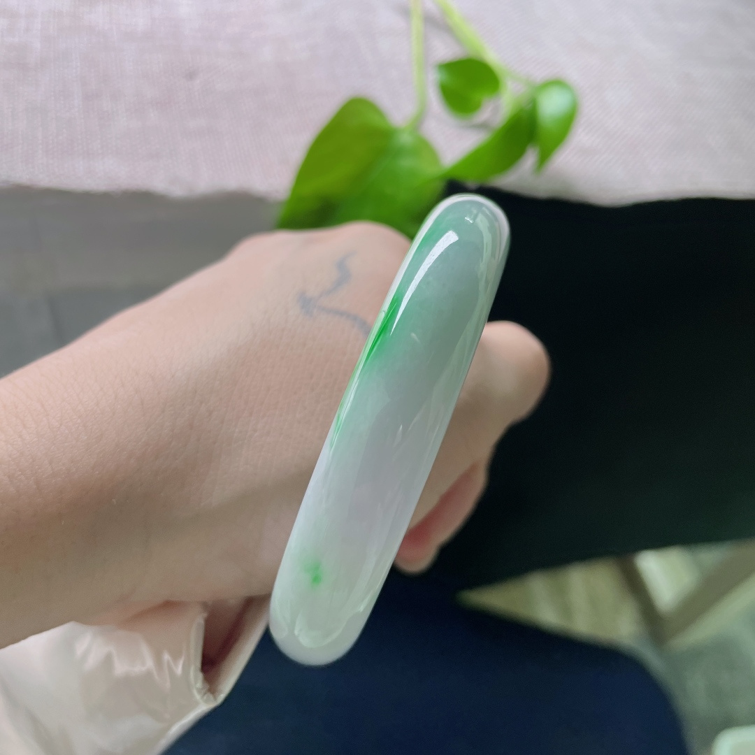 58.1/13/8.4，春彩正圈，腕间一抹浓郁翠色，鲜艳夺目，馥郁芳菲，种老肉细，有纹，ss53173a