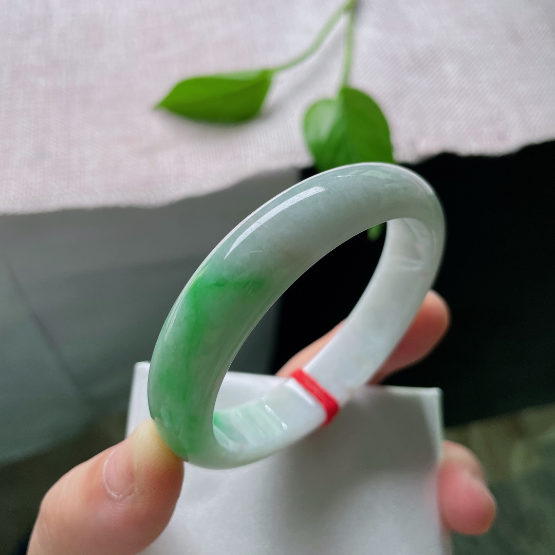 白底青贵妃，藏岁月静美，腕间轻绕，尽展东方雅致与从容。有横断纹裂，ss52663a