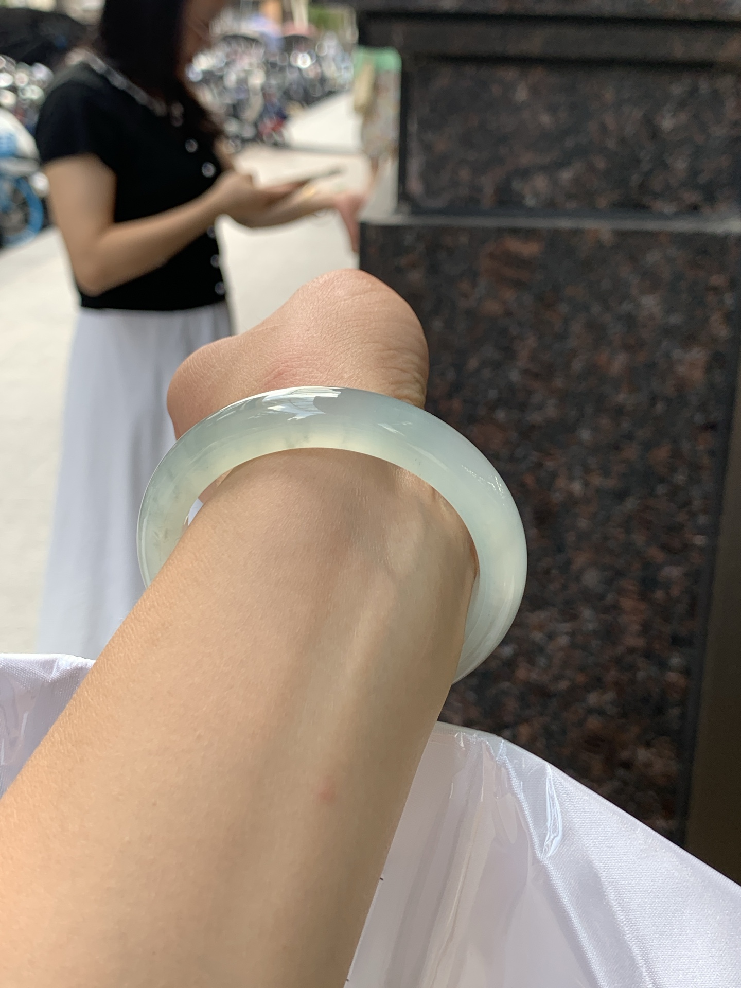冰蓝正圈 0526-783-53 打灯细纹，需要包容，底妆冰润细腻，渐变色调，清爽耐看。