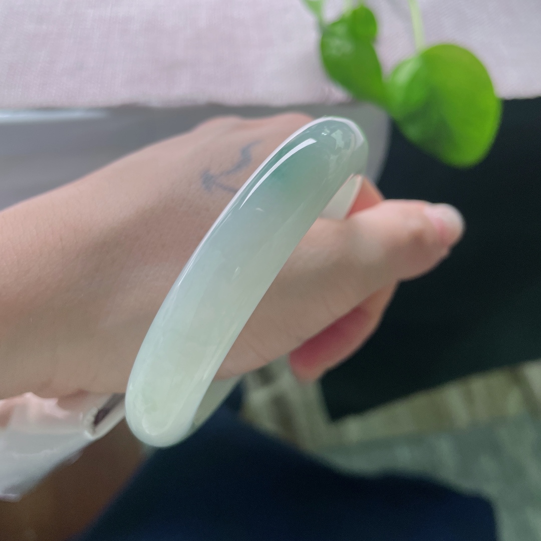 55.6/12.3/8.5，淡绿底正圈，肉质细腻干净，水润，心素如简，人淡如菊。无裂，ss46972a
