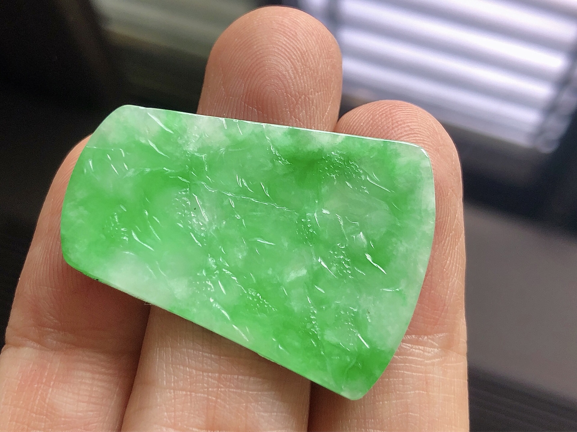 ️ 冰种阳绿山水牌，色泽艳阳，通透水润，玉质细腻，夺目迷人，镶嵌效果，品相，无裂，尺寸36.5*26*2