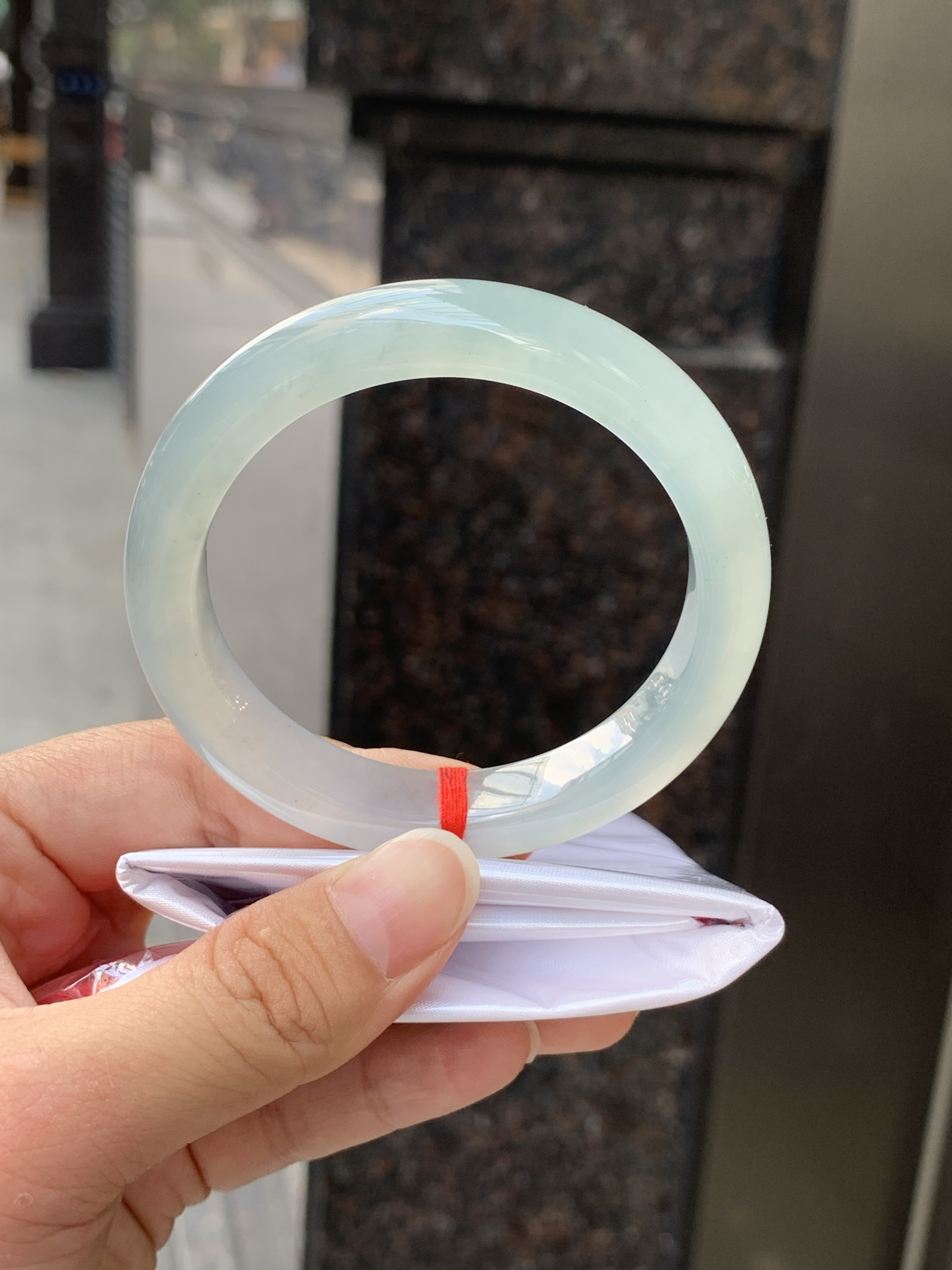 冰蓝正圈 0526-783-53 打灯细纹，需要包容，底妆冰润细腻，渐变色调，清爽耐看。