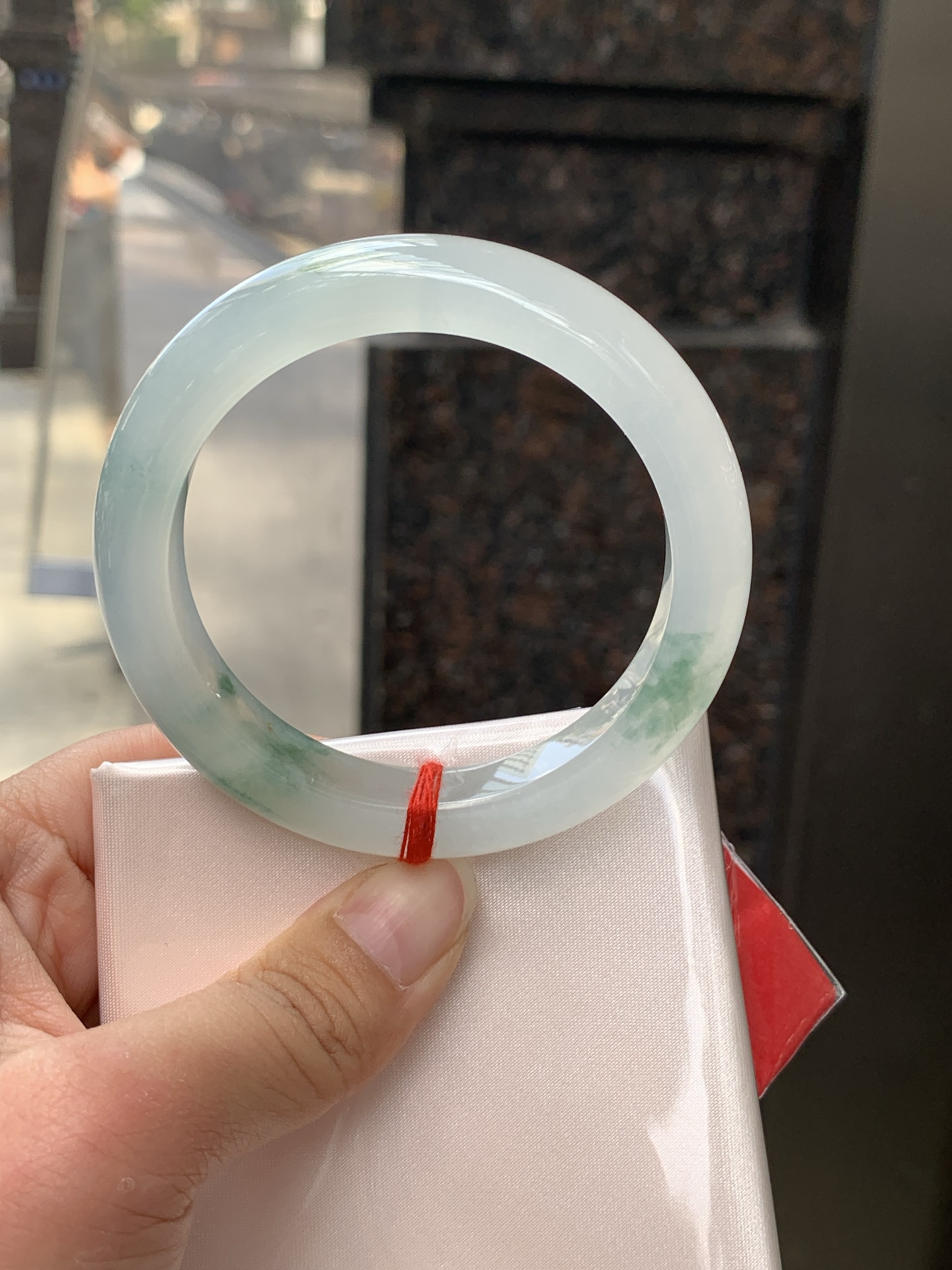 冰飘花正圈 54.3-10.5-9 0526-N809 打灯断裂，不扣，需要包容，底妆冰润细腻，冰底中开出了朵朵蓝花，飘花灵动飘逸，勾勒出一幅唯美诗意的山水意境画，优雅又秀气