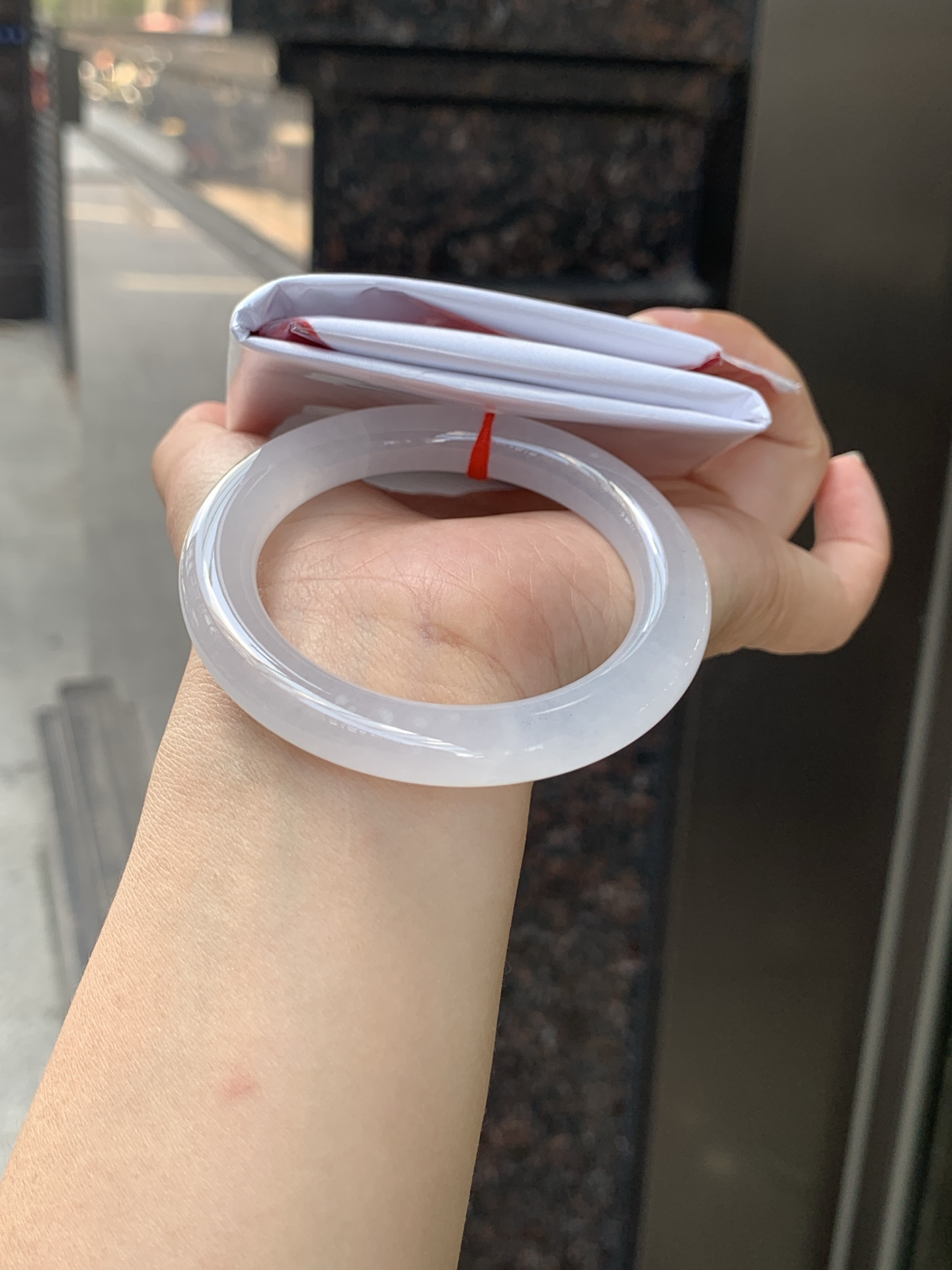 白月光圆条 0526-783-33 打灯细纹，底妆水润，水水润润的白月光，如同夜空中最温柔的那一抹月光，轻轻洒落你的手腕，带来一份宁静与雅致