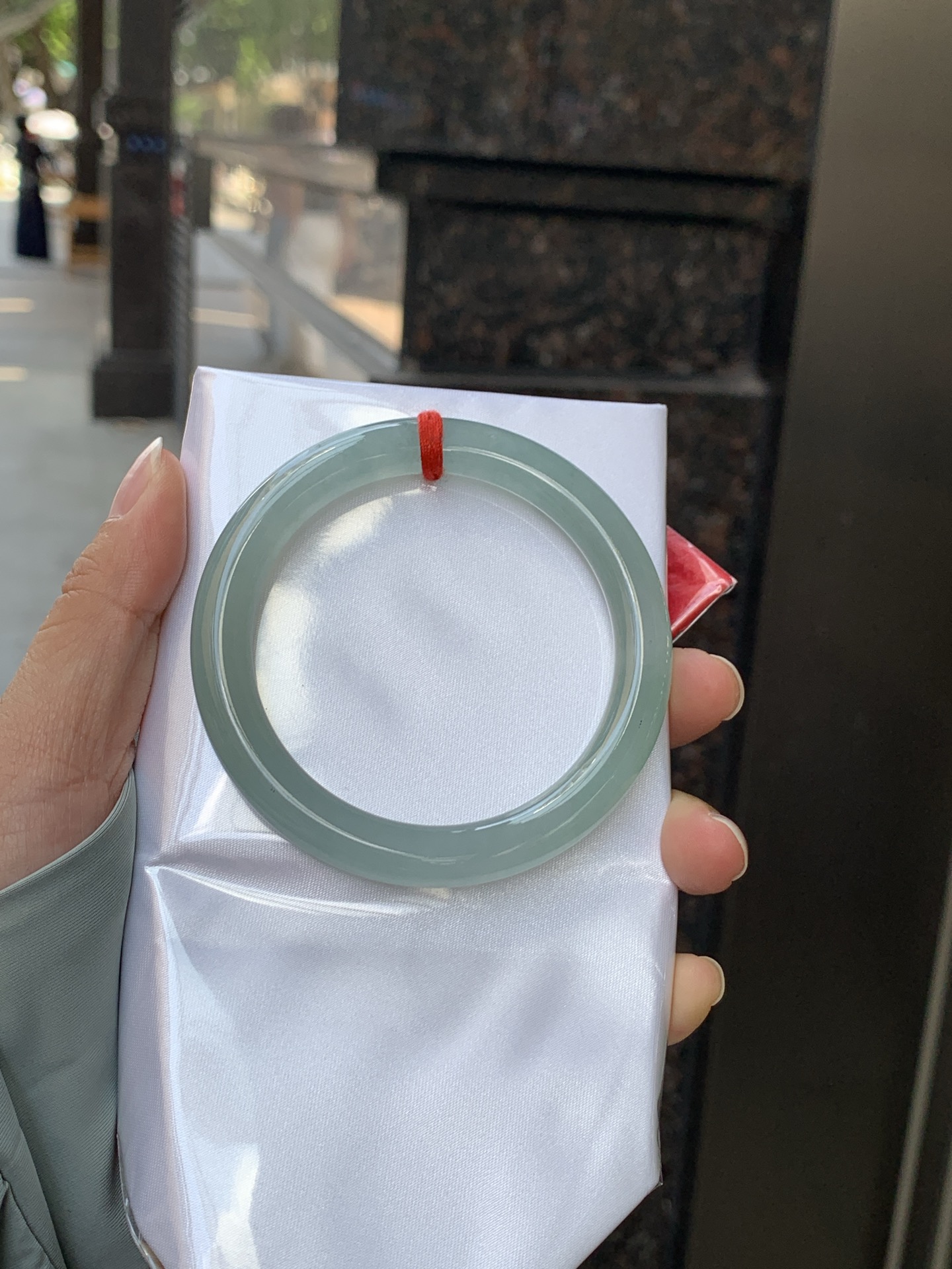 湖蓝圆条 54.8-8.3-8.8 0526-783-2 底妆冰润，底色均匀，它的绿色深邃而柔和，仿佛阳光洒落湖面，泛起层层涟漪，波光粼粼，可谓是验证了“天青色等烟雨，而我在等你”