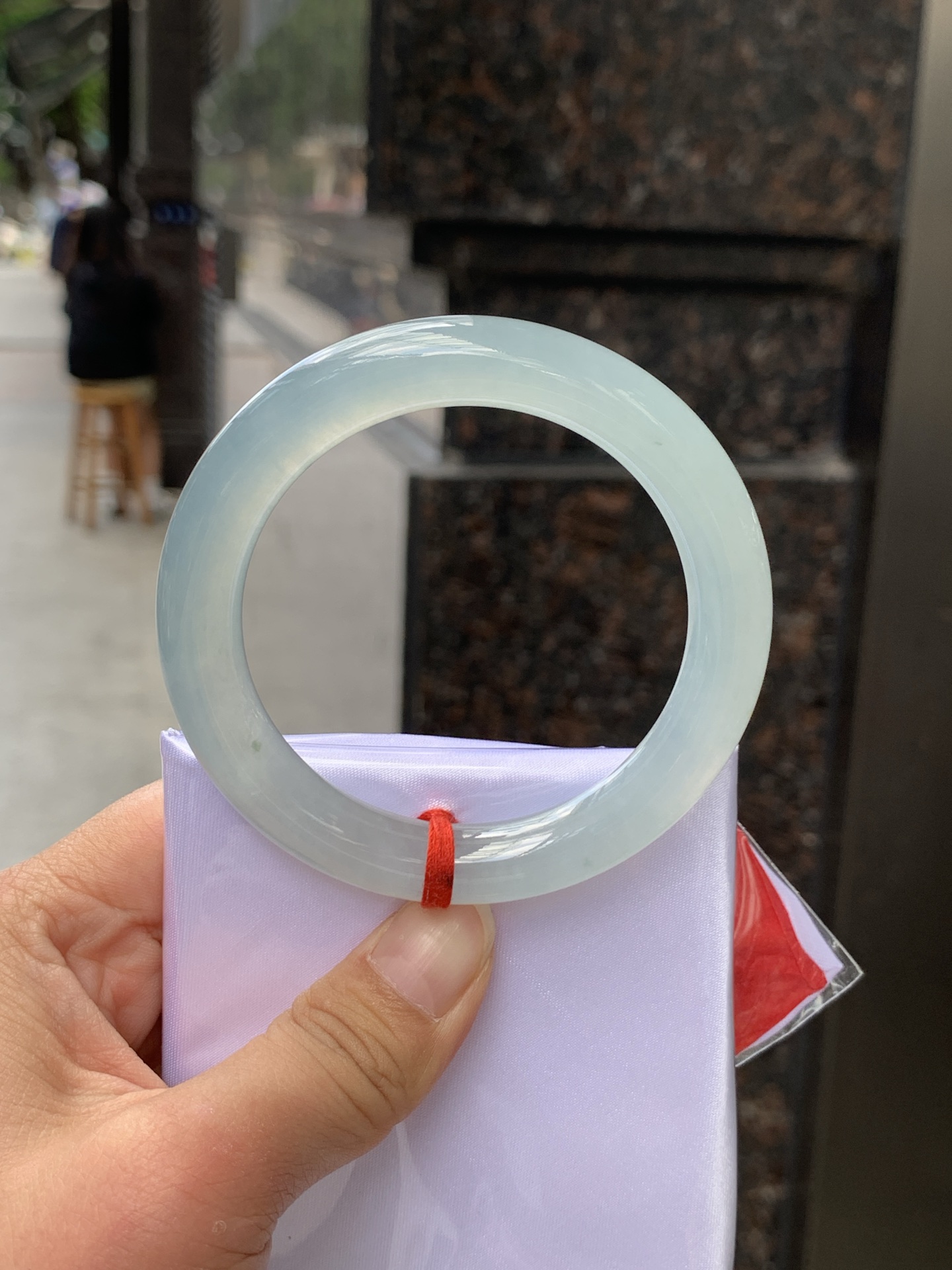 冰蓝圆条 0526-N810 无裂，底妆冰润，晴蓝底色均匀，上手清新雅致。