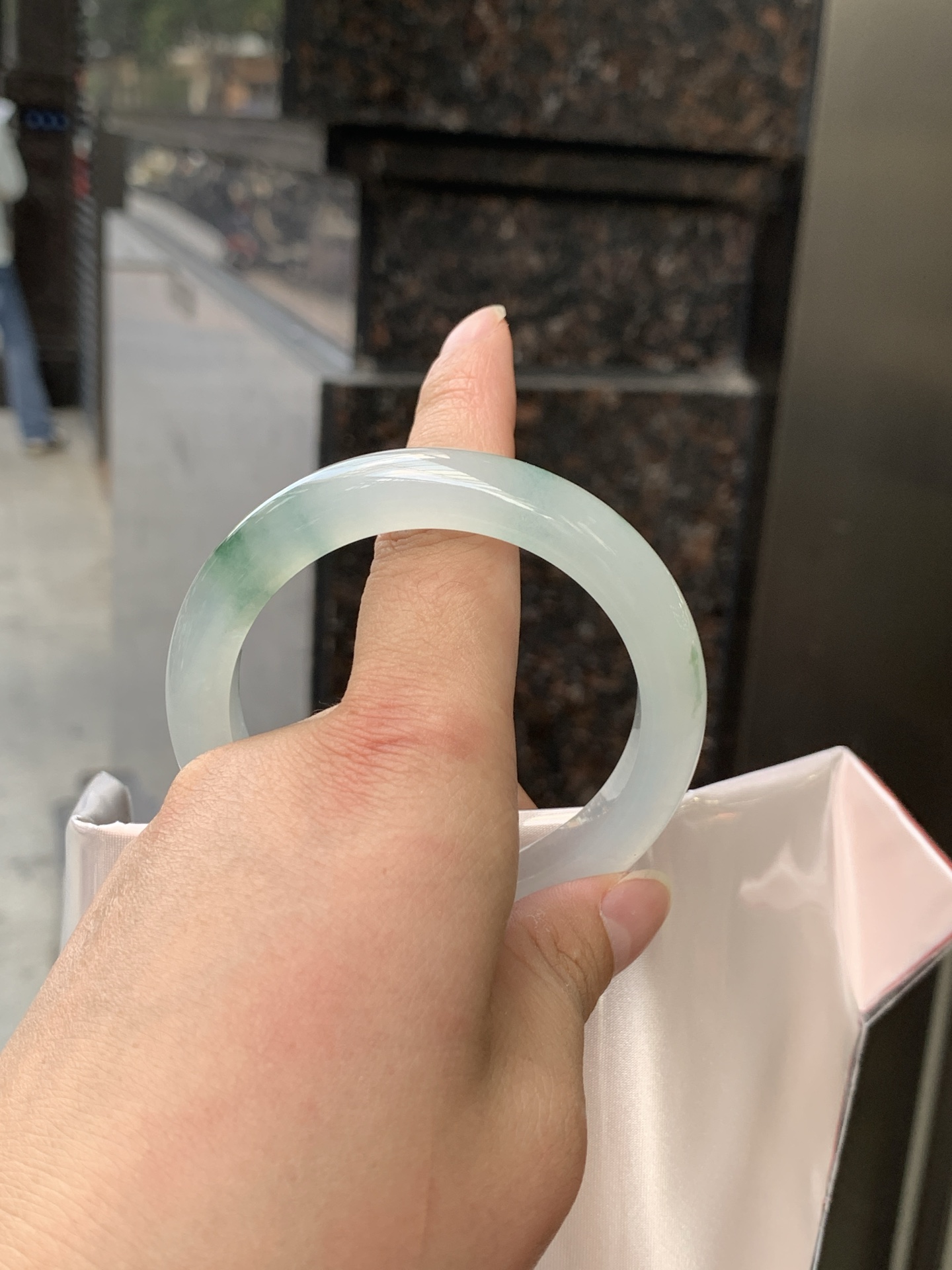 冰飘花正圈 54.3-10.5-9 0526-N809 打灯断裂，不扣，需要包容，底妆冰润细腻，冰底中开出了朵朵蓝花，飘花灵动飘逸，勾勒出一幅唯美诗意的山水意境画，优雅又秀气