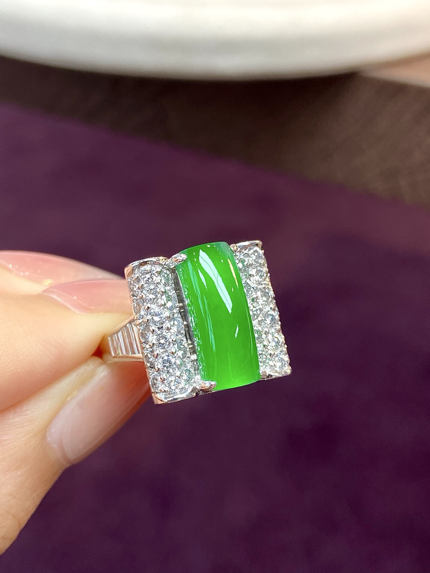 冰种阳绿马鞍戒指，一步到位的品质，钻石点缀更添精致贵气，戴上它，无声的社交名片：15.2-16-9.6裸石：15-6.2-3mm，无裂