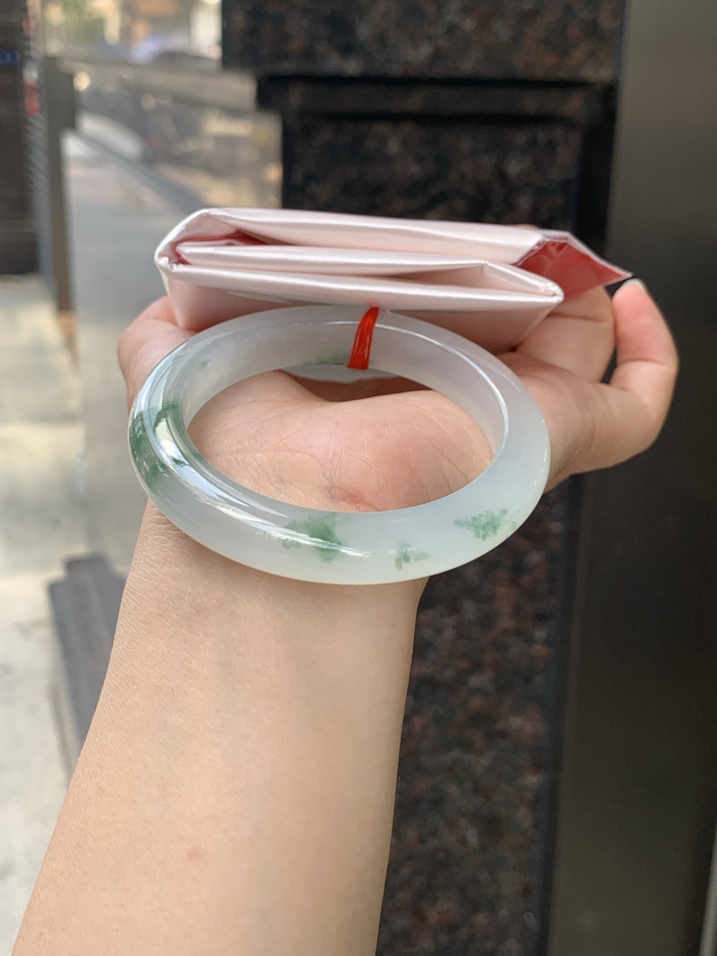 冰飘花正圈 54.3-10.5-9 0526-N809 打灯断裂，不扣，需要包容，底妆冰润细腻，冰底中开出了朵朵蓝花，飘花灵动飘逸，勾勒出一幅唯美诗意的山水意境画，优雅又秀气