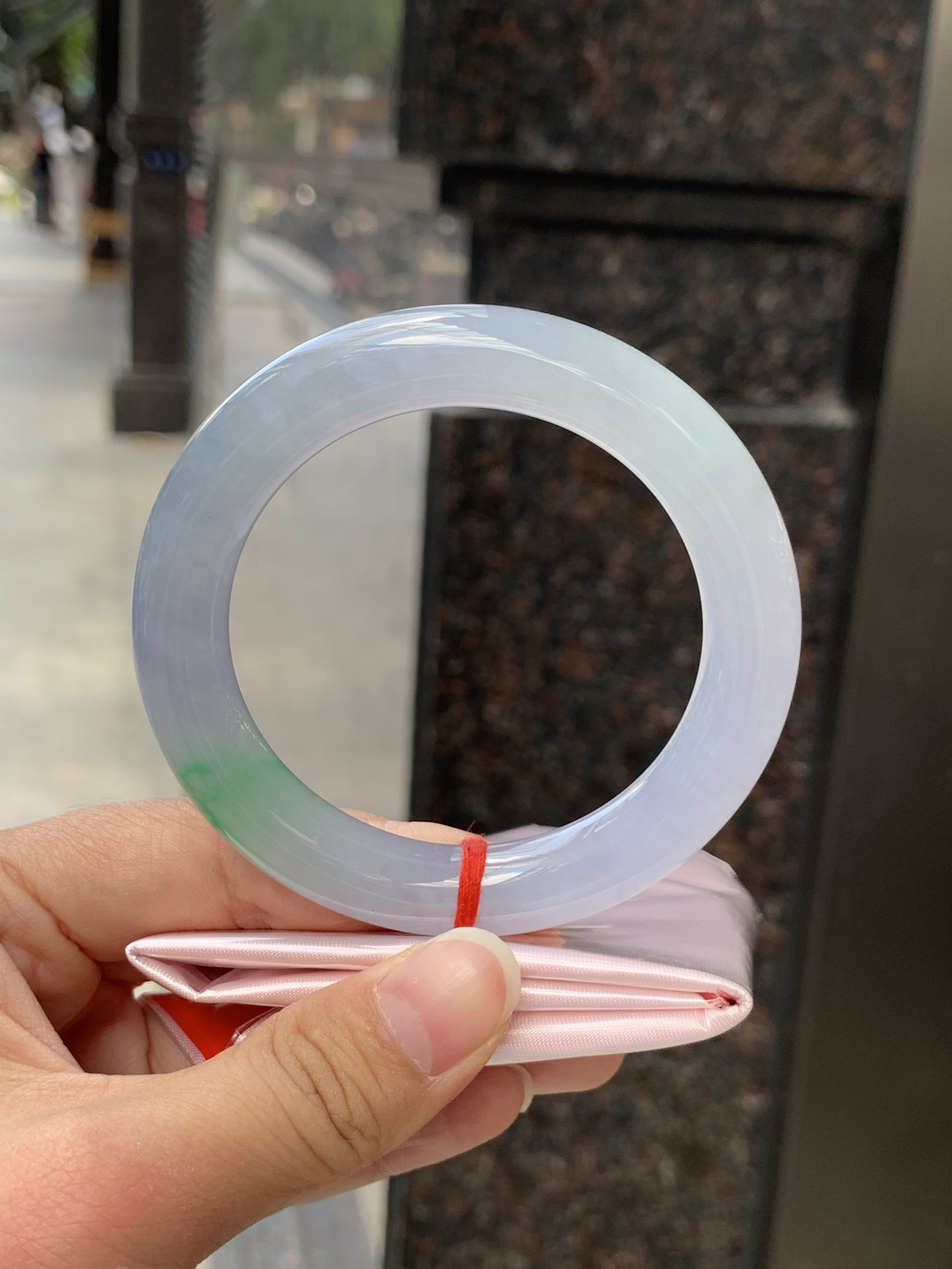 冰春彩圆条 54.7-11-10.9 0526-N808 打灯细纹，底妆冰润，谁能拒绝一只自带春日滤镜的春彩镯啊，紫底晕染着飘一抹金丝阳绿，像雾里的新芽，冰润细腻，上手温柔到骨子里，把整个春天的诗意都戴在手上。