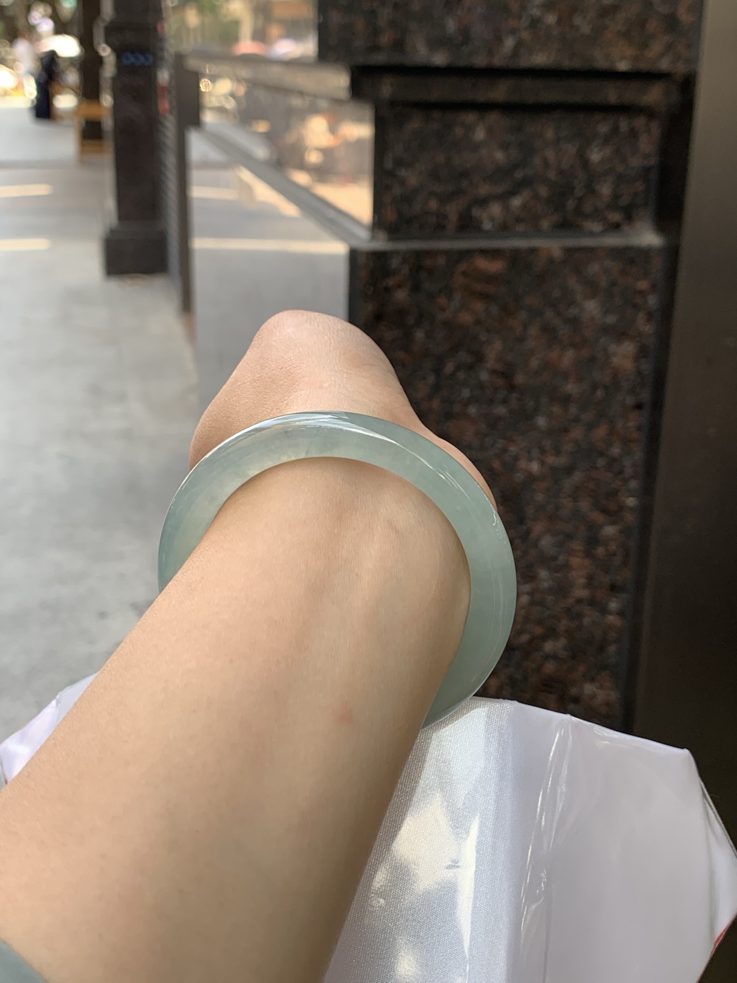 湖蓝圆条 54.8-8.3-8.8 0526-783-2 底妆冰润，底色均匀，它的绿色深邃而柔和，仿佛阳光洒落湖面，泛起层层涟漪，波光粼粼，可谓是验证了“天青色等烟雨，而我在等你”