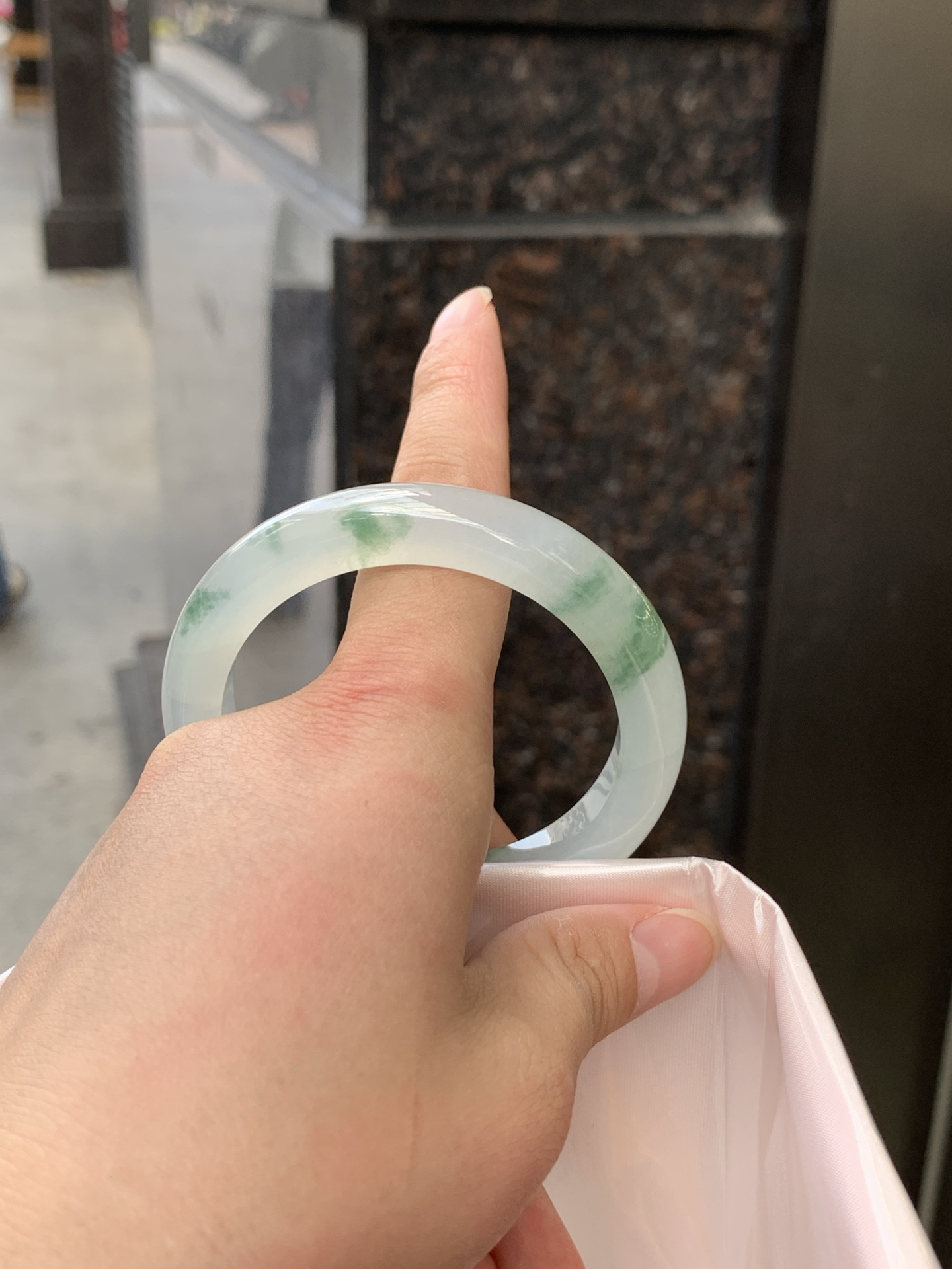 冰飘花正圈 54.3-10.5-9 0526-N809 打灯断裂，不扣，需要包容，底妆冰润细腻，冰底中开出了朵朵蓝花，飘花灵动飘逸，勾勒出一幅唯美诗意的山水意境画，优雅又秀气