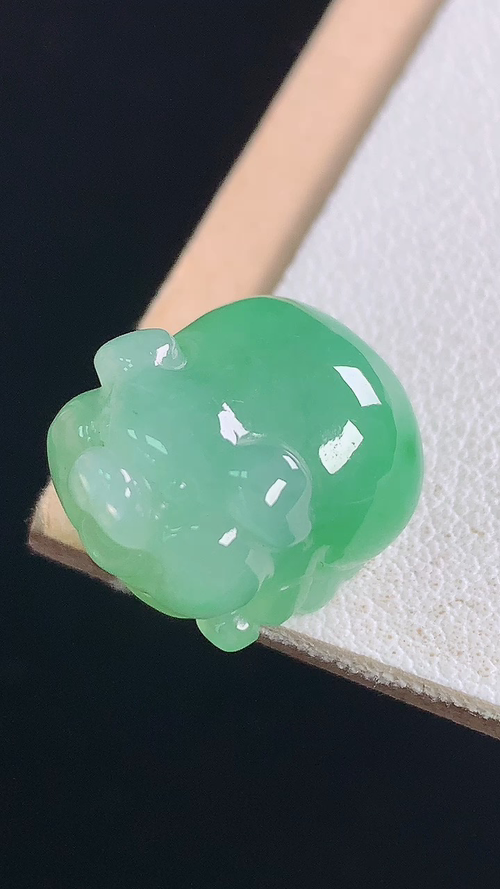 冰绿小猪，无裂，尺寸:15.3-13.3-10.5mm 25