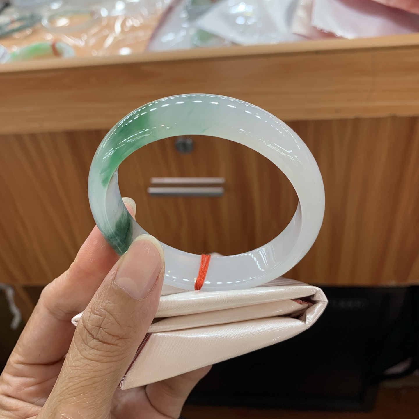 052533MMJ 飘绿正圈翡翠手镯 55.6-13.9-7.2