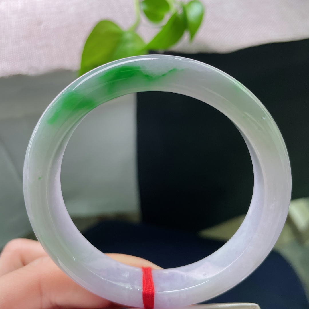 58.1/13/8.4，春彩正圈，腕间一抹浓郁翠色，鲜艳夺目，馥郁芳菲，种老肉细，有纹，ss5317
