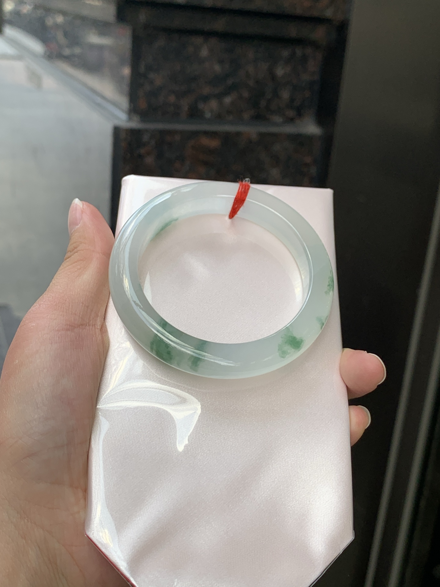 冰飘花正圈 54.3-10.5-9 0526-N809 打灯断裂，不扣，需要包容，底妆冰润细腻，冰底中开出了朵朵蓝花，飘花灵动飘逸，勾勒出一幅唯美诗意的山水意境画，优雅又秀气