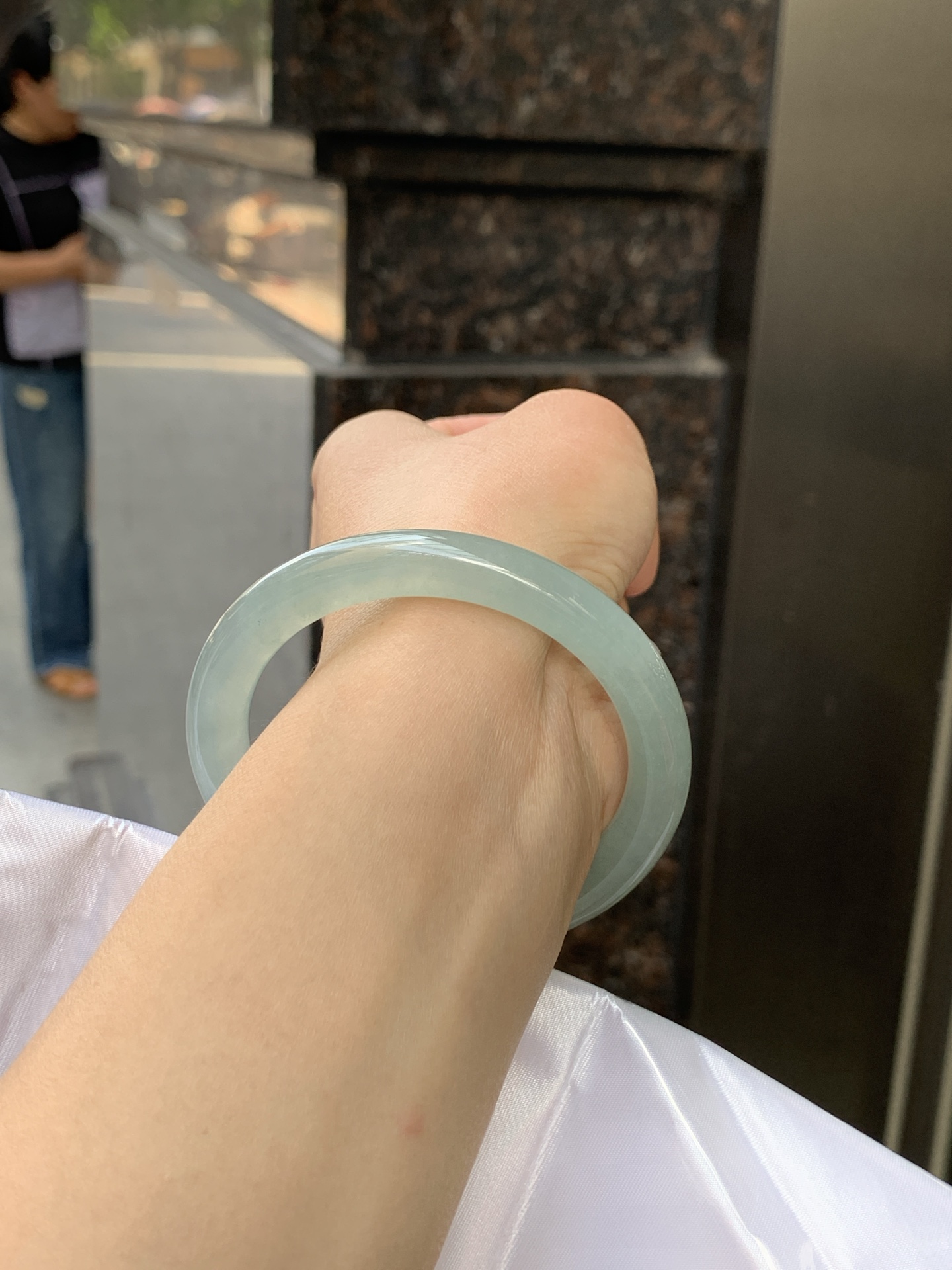 湖蓝圆条 54.8-8.3-8.8 0526-783-2 底妆冰润，底色均匀，它的绿色深邃而柔和，仿佛阳光洒落湖面，泛起层层涟漪，波光粼粼，可谓是验证了“天青色等烟雨，而我在等你”