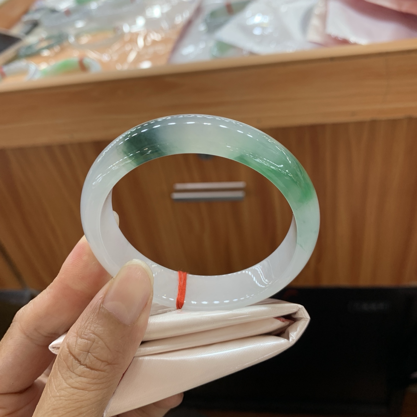 052533MMJ 飘绿正圈翡翠手镯 55.6-13.9-7.2