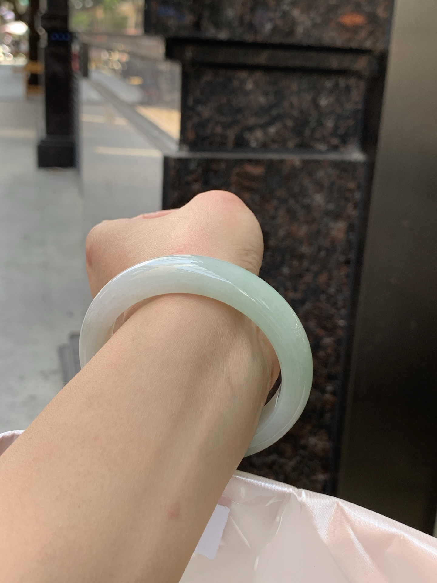 飘阳绿正圈 55.2-12.2-8.7 0526-783-286 打灯细纹，飘阳绿花，鲜艳得像新冒头的嫩芽，灵动清新，即柔和又充满生机。