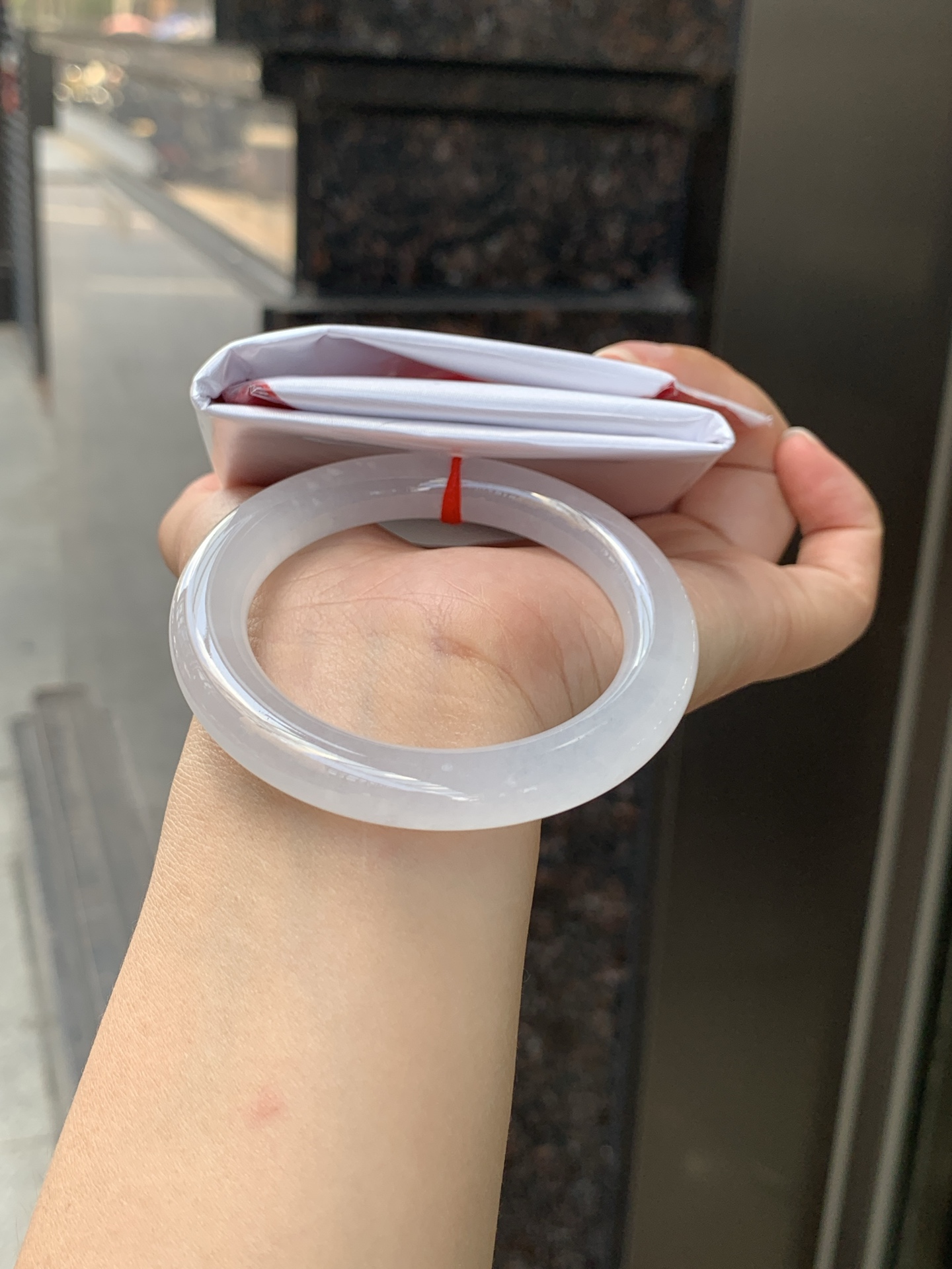 白月光圆条 0526-783-33 打灯细纹，底妆水润，水水润润的白月光，如同夜空中最温柔的那一抹月光，轻轻洒落你的手腕，带来一份宁静与雅致