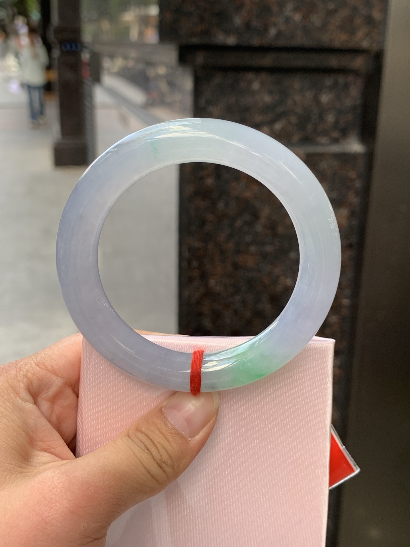冰春彩圆条 54.7-11-10.9 0526-N808 打灯细纹，底妆冰润，谁能拒绝一只自带春日滤镜的春彩镯啊，紫底晕染着飘一抹金丝阳绿，像雾里的新芽，冰润细腻，上手温柔到骨子里，把整个春天的诗意都戴在手上。
