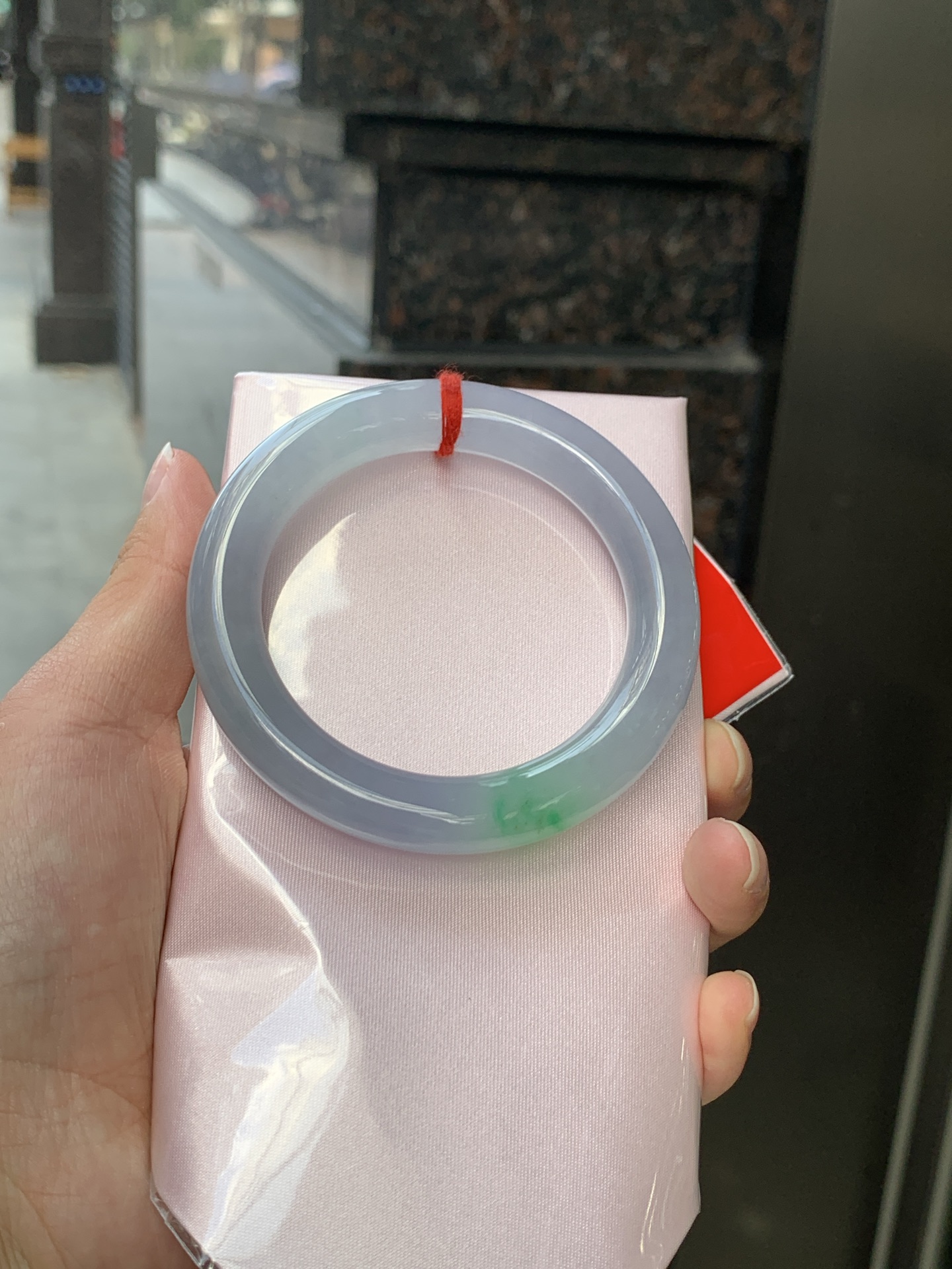 冰春彩圆条 54.7-11-10.9 0526-N808 打灯细纹，底妆冰润，谁能拒绝一只自带春日滤镜的春彩镯啊，紫底晕染着飘一抹金丝阳绿，像雾里的新芽，冰润细腻，上手温柔到骨子里，把整个春天的诗意都戴在手上。