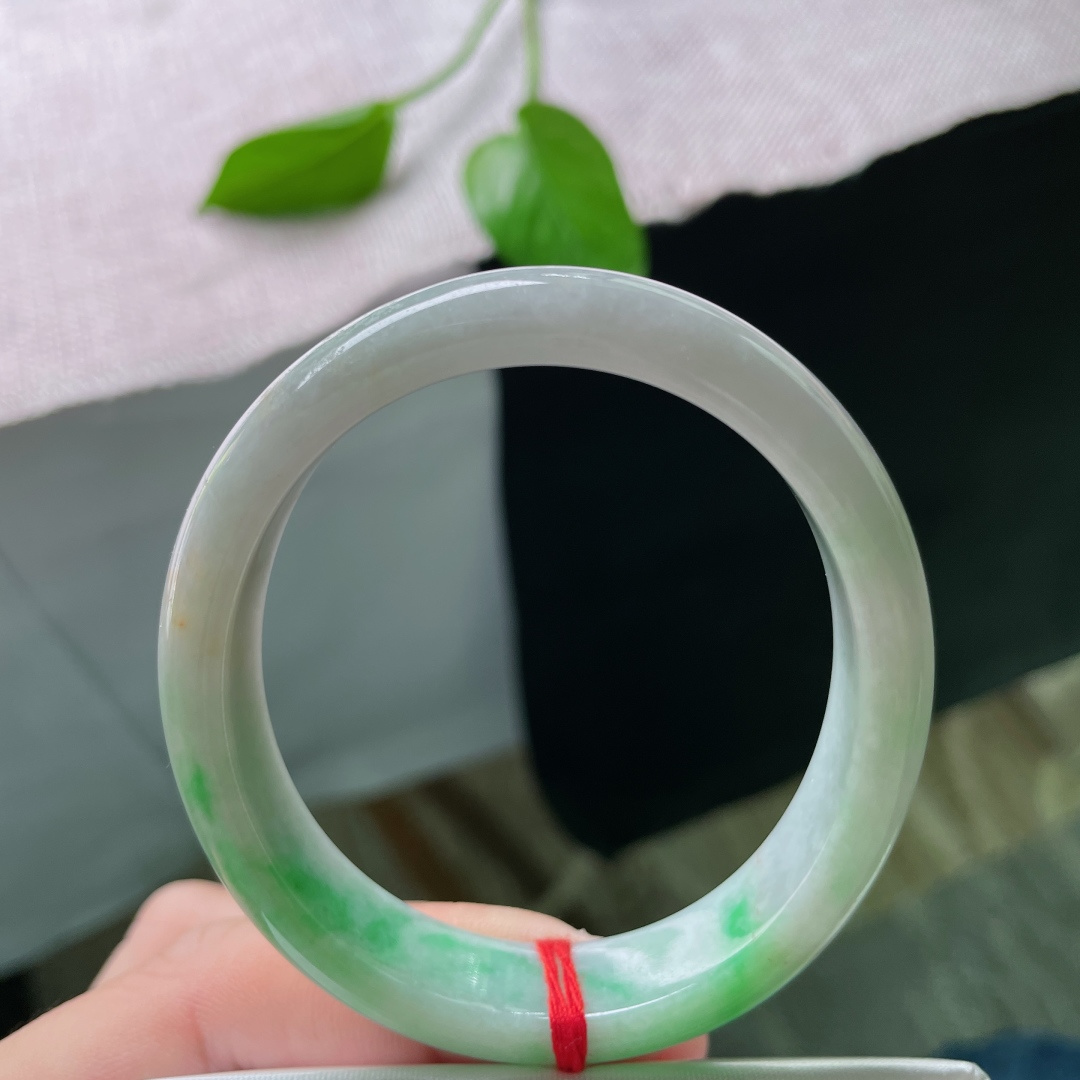 白底青贵妃，藏岁月静美，腕间轻绕，尽展东方雅致与从容。有横断纹裂，ss52663a