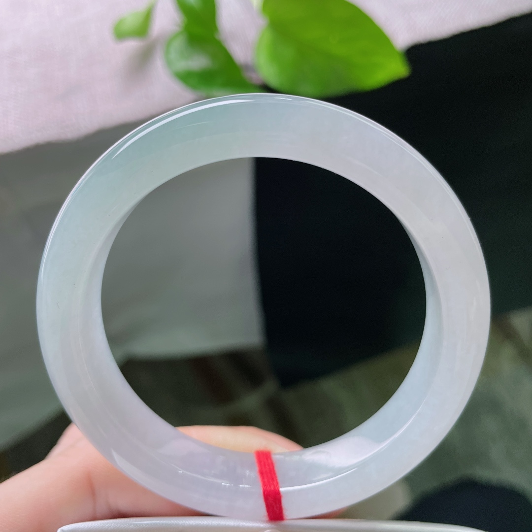 冰晴底正圈，莹润细腻，种老，把千年的寒与万年的翠，凝成腕间一道冷冽的光。无裂，ss49444a