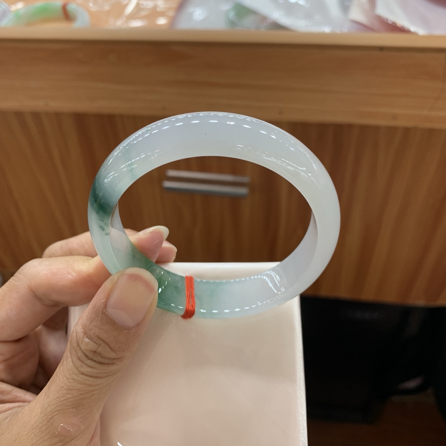 052533MMJ 飘绿正圈翡翠手镯 55.6-13.9-7.2
