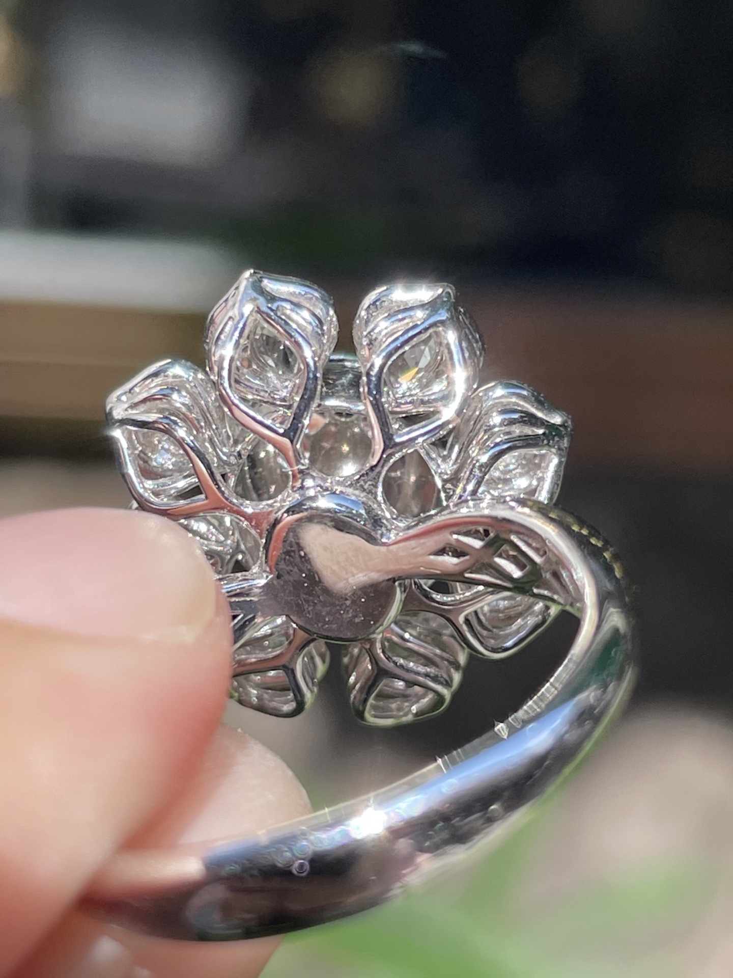 高冰正阳绿，戒指，大件饱满，通透水润，玉质细腻，翠色鲜艳，18k金奢华钻石镶嵌，裸石9.0*8.2*5.0约