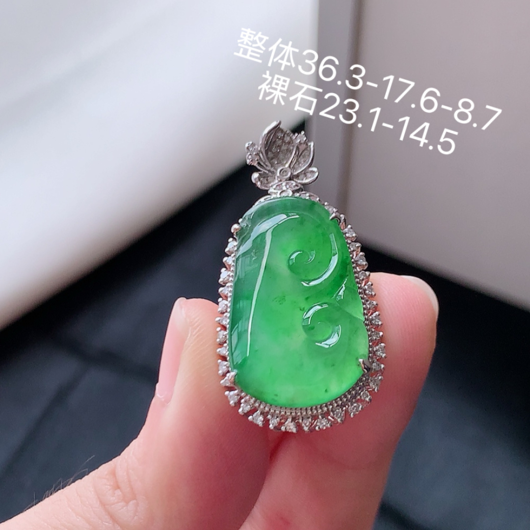 冰飘绿如意吊坠。青翠莹莹，种老冰胶水润，佩戴优雅时尚 货号60525，36.3-17.6-8.7