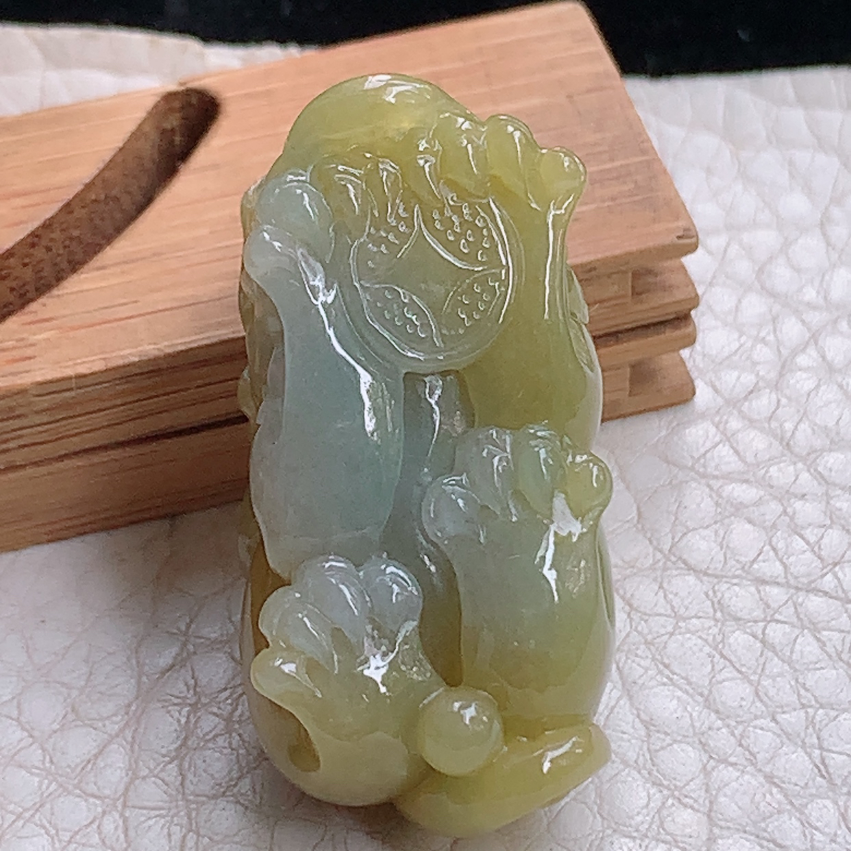 lz实拍37*15.3*17.5天然缅甸翡翠a货冰黄招财貔貔 玉皮休玉吊坠 玉挂件