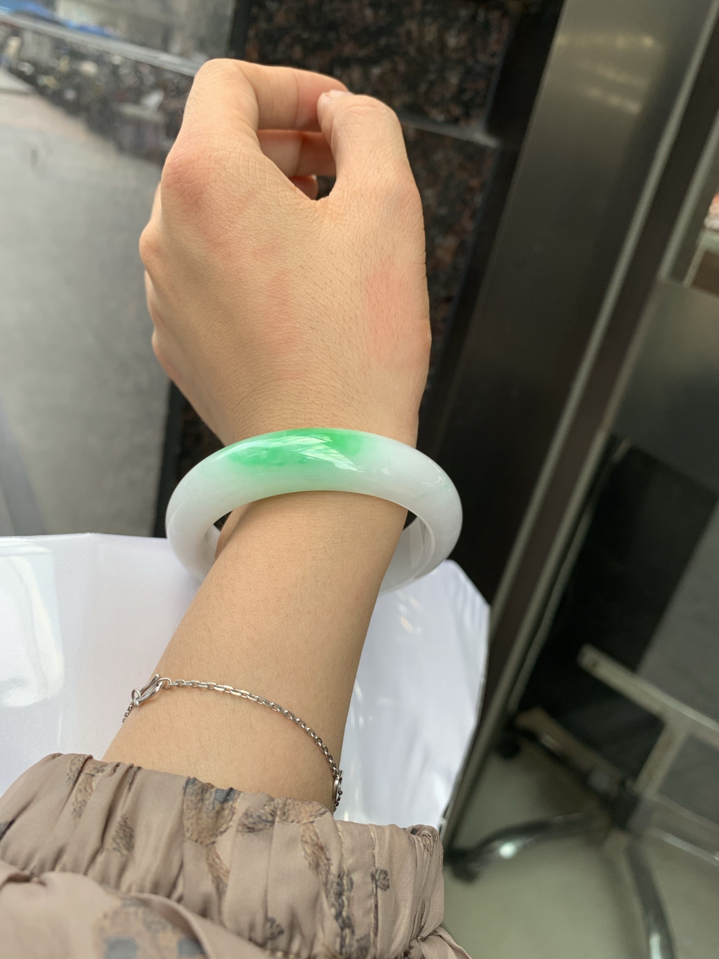 白底青阳绿正圈 52.5-7.8-13.3 0527-231 打灯细纹，不影响，底妆水润细腻，一抹阳绿花色点睛之笔，更显灵动，有生命力。