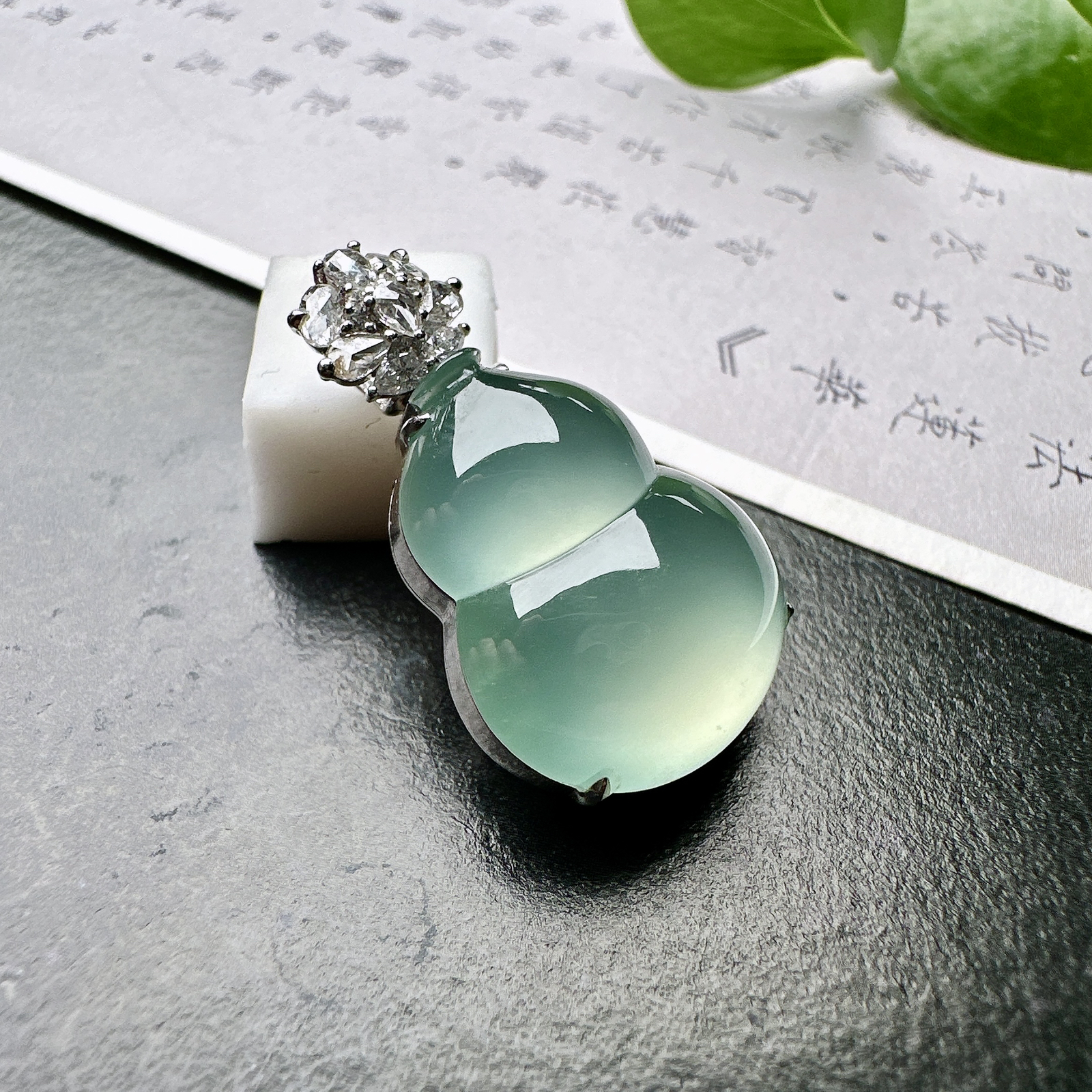 【冰种天空蓝葫芦吊坠】精品，起钢光，种地上乘，冰感十足，通透起光，饱满圆润，18k金钻镶嵌，裸石尺寸