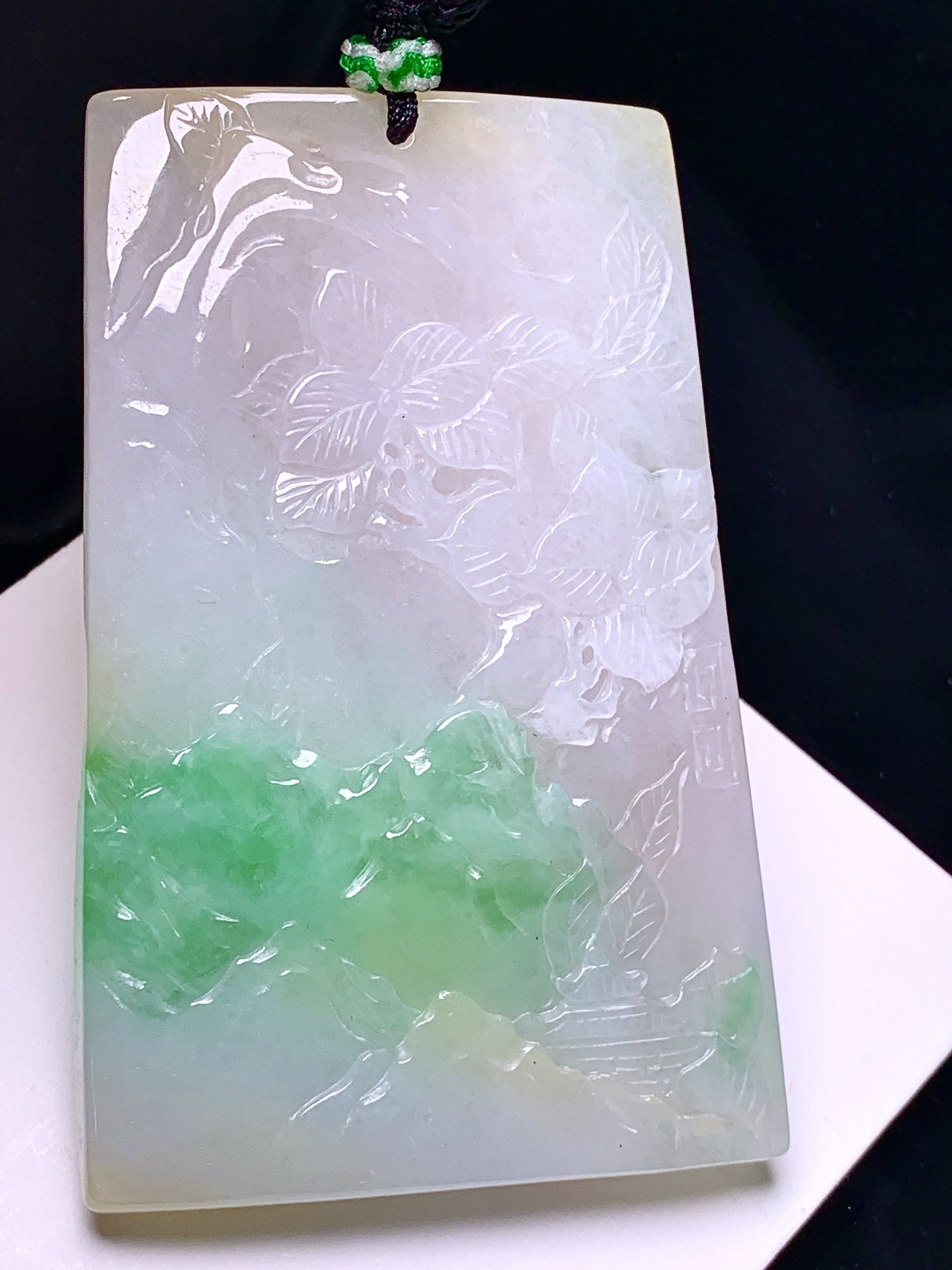 飘黄绿翡山水牌子吊坠 玉质细腻 色泽艳丽清新 水润亮眼 整体尺寸65.5*42.3*9 a5