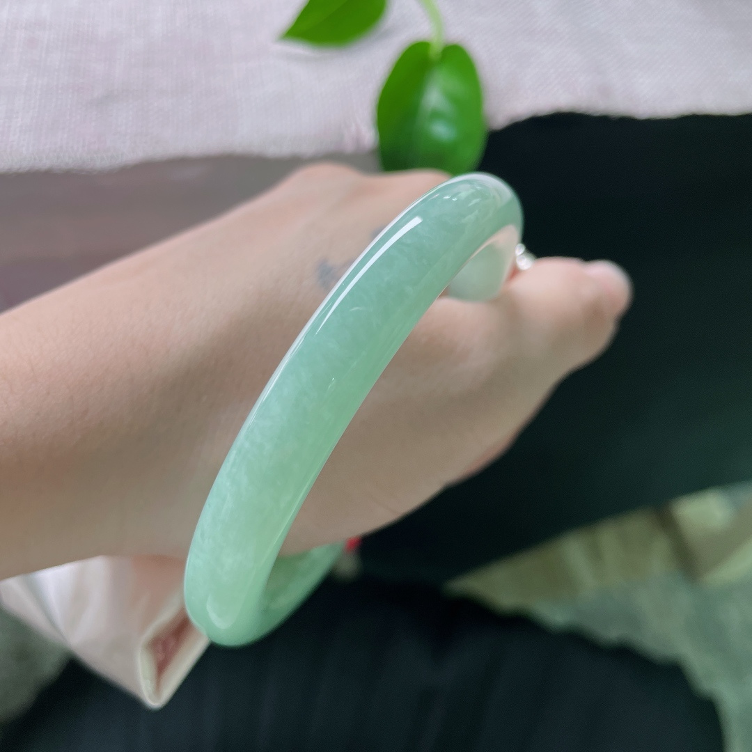56.9/9.5，果绿底圆条，纤纤玉手，一尘不染。水润，料子细腻，清新，无裂，ss48984a