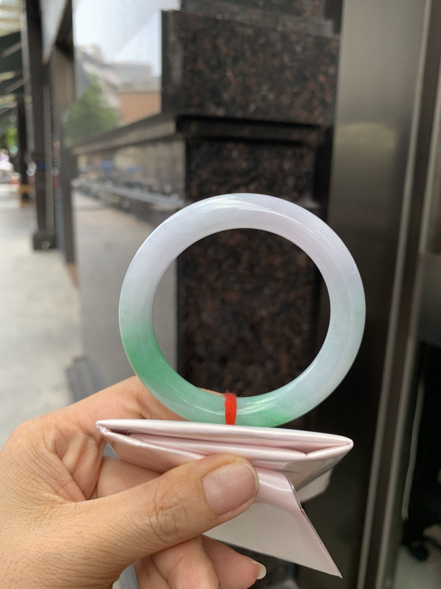 白底青半山水圆条 0527-N781-1 打灯棉线，不影响，底妆水润细腻，半圈绿花色点睛之笔，半山半水，一镯两戴，更显灵动，有生命力。