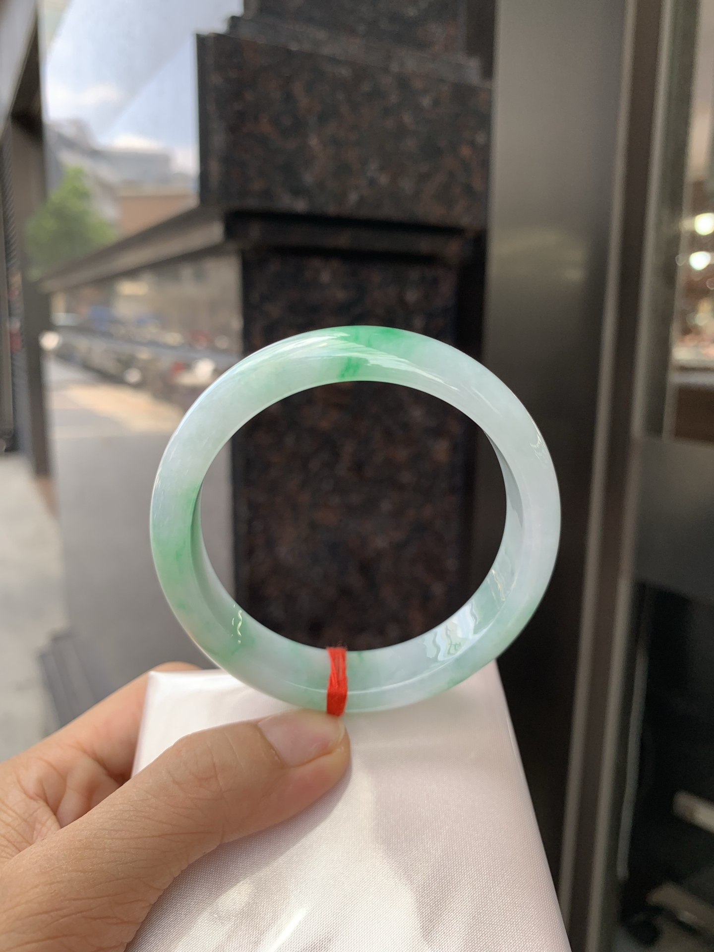 白底青阳绿正圈 58.9-7.5-13.9 0527-231 打灯多处细纹，不影响，底妆水润细腻，满圈阳绿花色点睛之笔，更显灵动，有生命力。