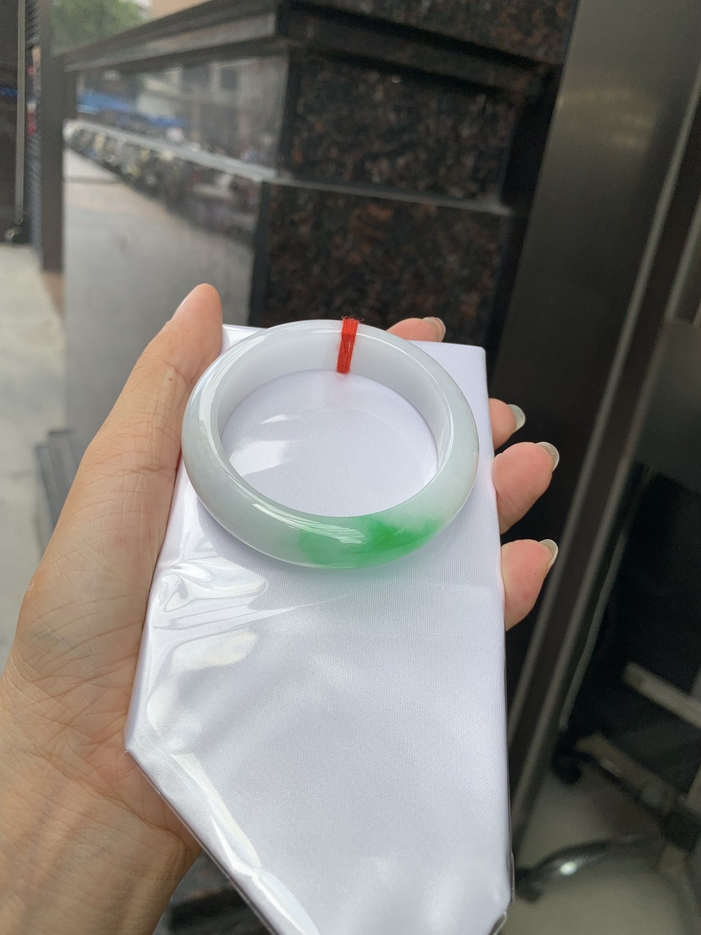 白底青阳绿正圈 52.5-7.8-13.3 0527-231 打灯细纹，不影响，底妆水润细腻，一抹阳绿花色点睛之笔，更显灵动，有生命力。
