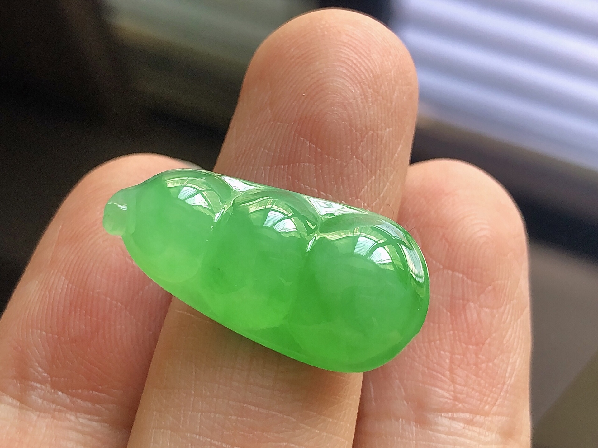 ️ 冰种阳绿福豆， 色泽艳阳，通透水润，玉质细腻，夺目迷人，镶嵌效果大气上档次，品相，无裂，尺寸26.5*13*7.6