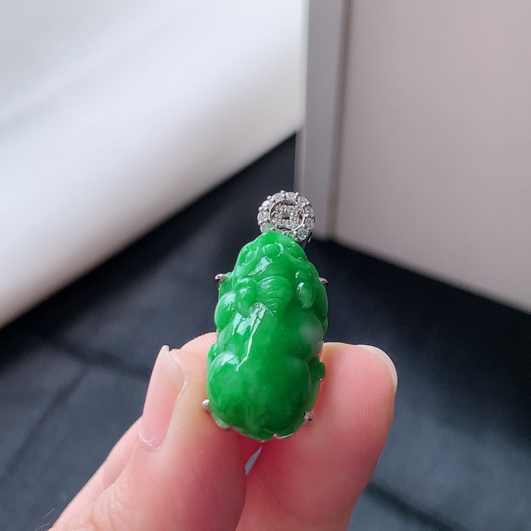 冰阳绿貔貅吊坠 翠色鲜甜，种老冰胶水润，佩戴优雅时尚 货号18525，28.9-13.3-10.3