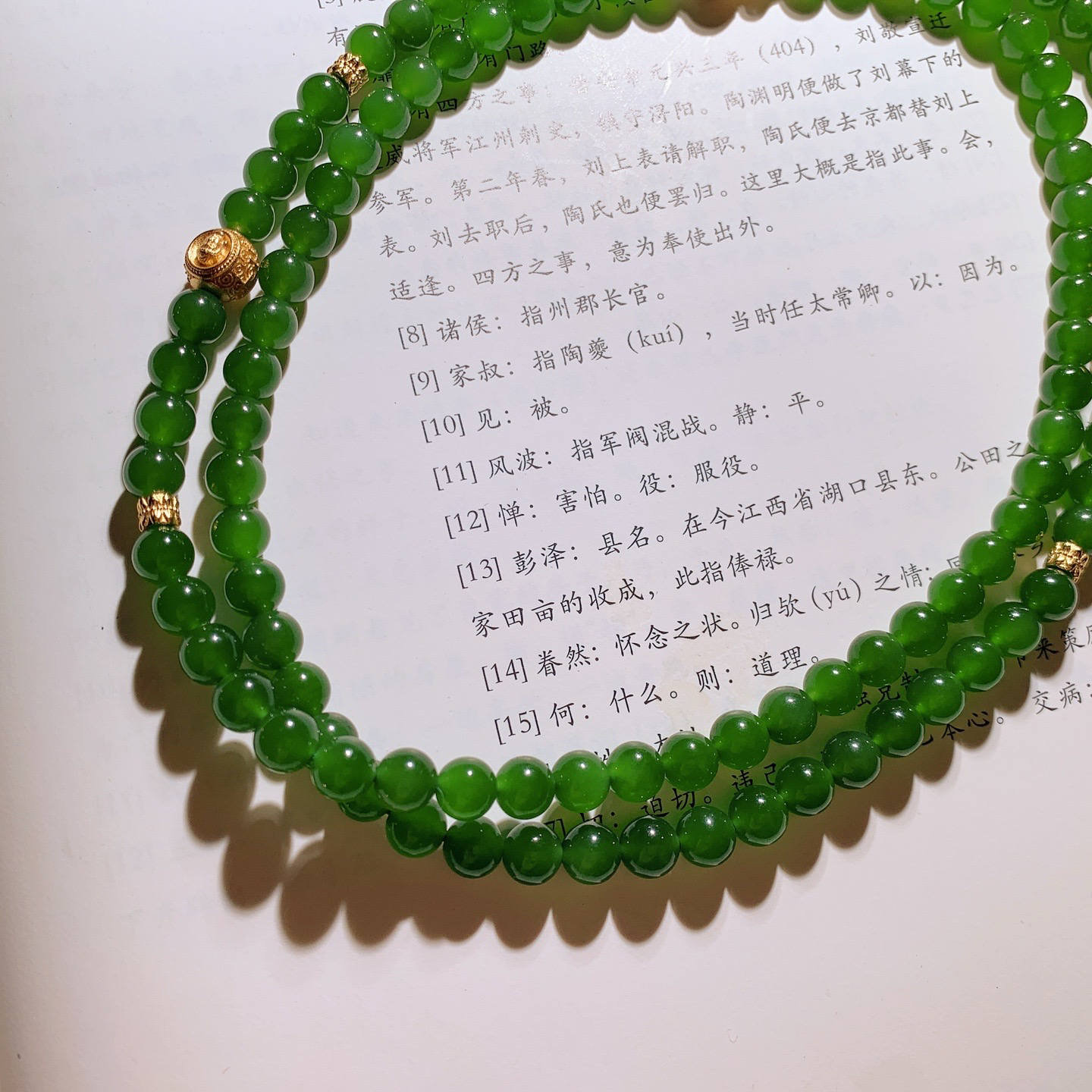 和田玉阳绿俄罗斯碧玉佛珠项链。单颗尺寸6重39.5克。玉质细腻油润。手推出油。佩戴高端典雅。lt260525