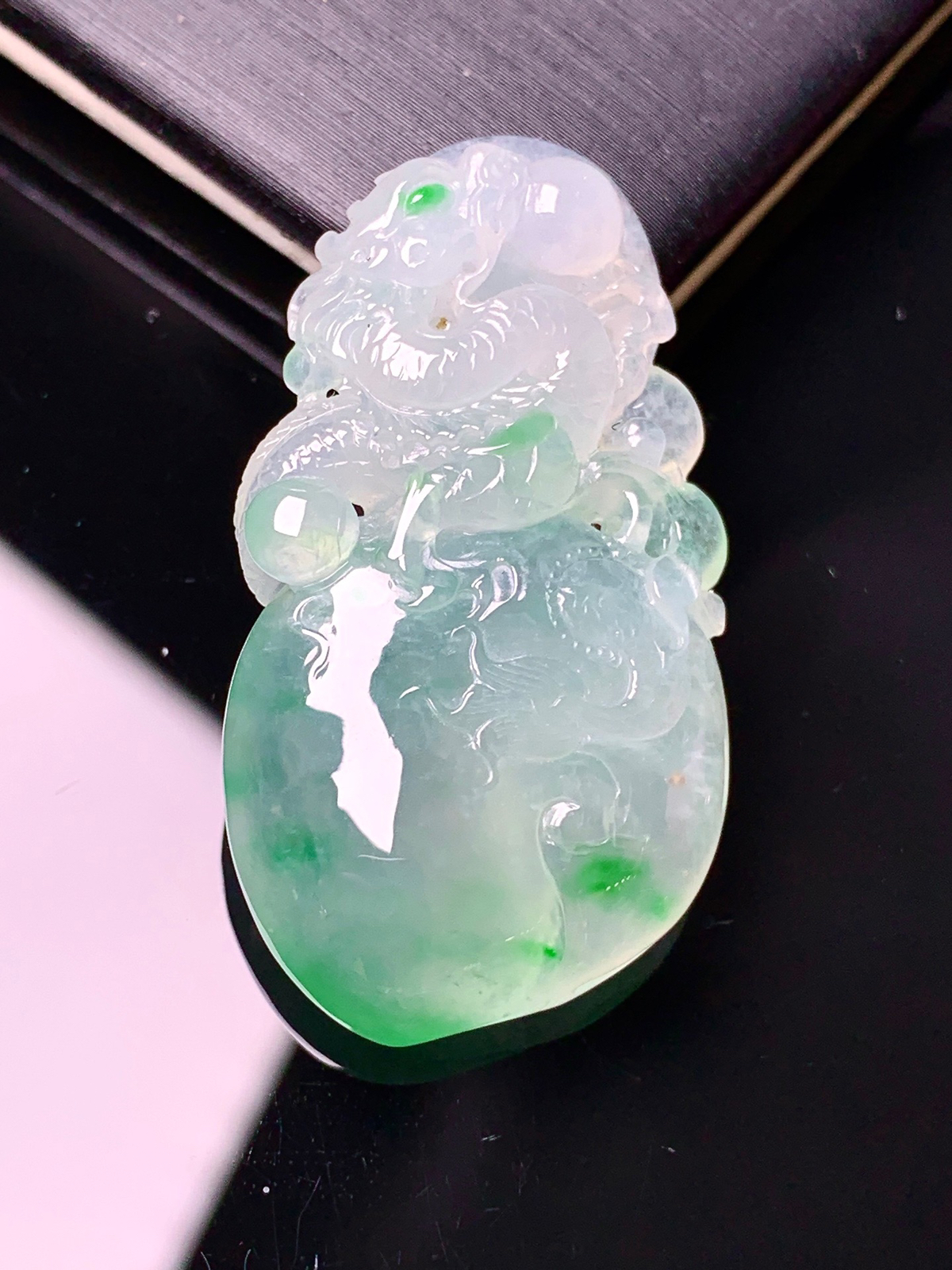 冰种飘绿寿桃吊坠 玉质细腻 色泽清新艳丽 整体尺寸37.2*20*7.6 C1