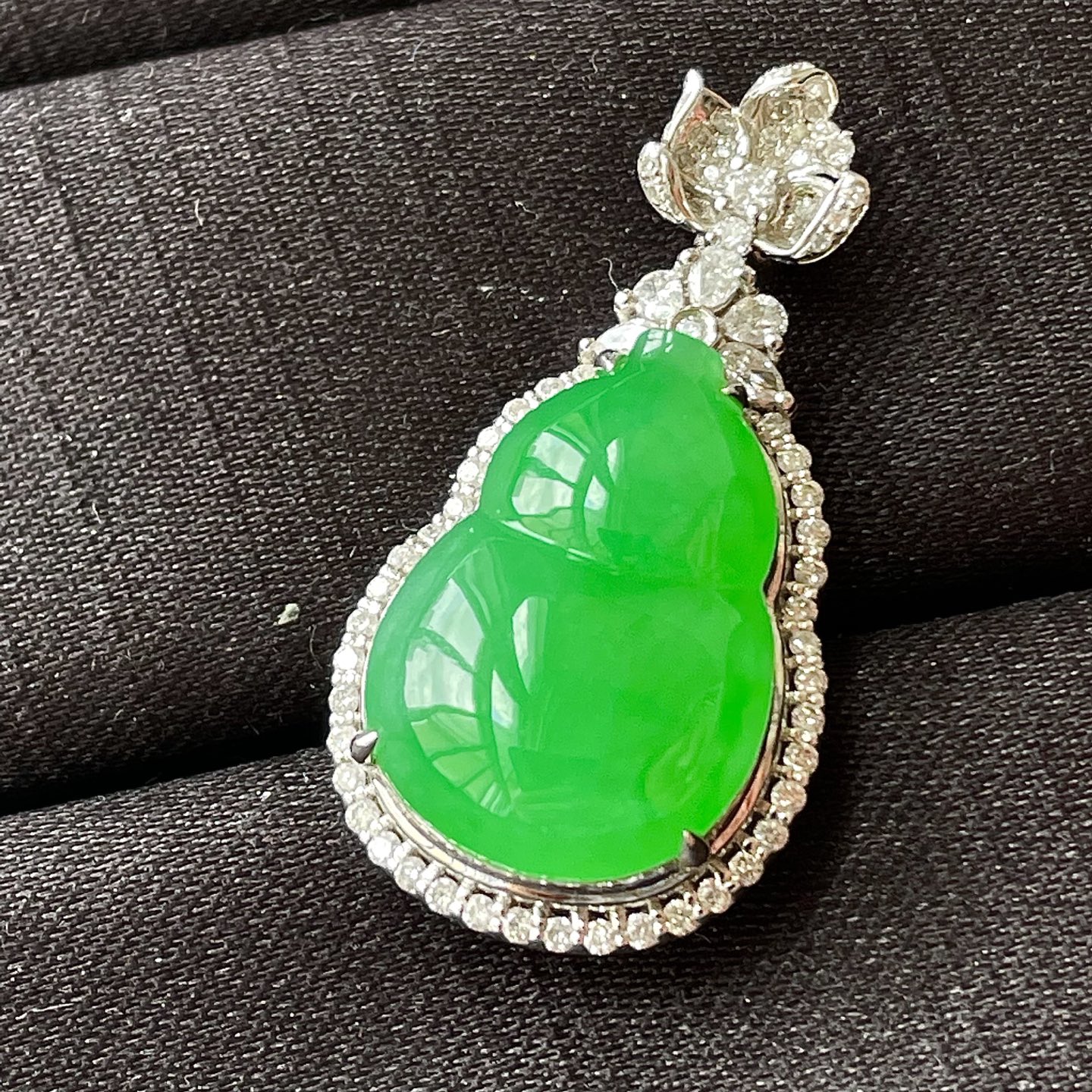 阳绿葫芦吊坠，色辣，18k金镶嵌，饱满水润，无裂，裸石尺寸20/14.2/6--34.3/17.7/