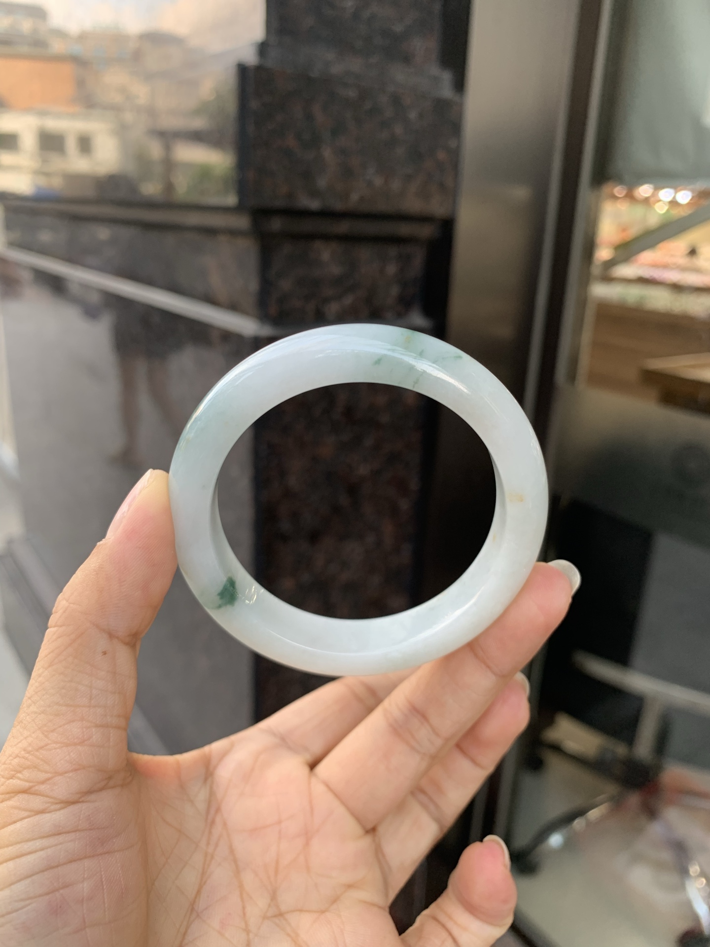 飘花正圈 54.6-8.3-12.3 0527-FF-2833 无裂，底妆水润，蓝花灵动飘逸，勾勒出一幅唯美诗意的山水意境画，古典优雅又秀气
