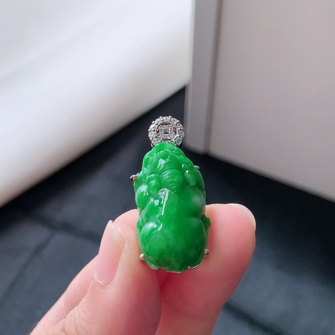 冰阳绿貔貅吊坠 翠色鲜甜，种老冰胶水润，佩戴优雅时尚 货号18525，28.9-13.3-10.3