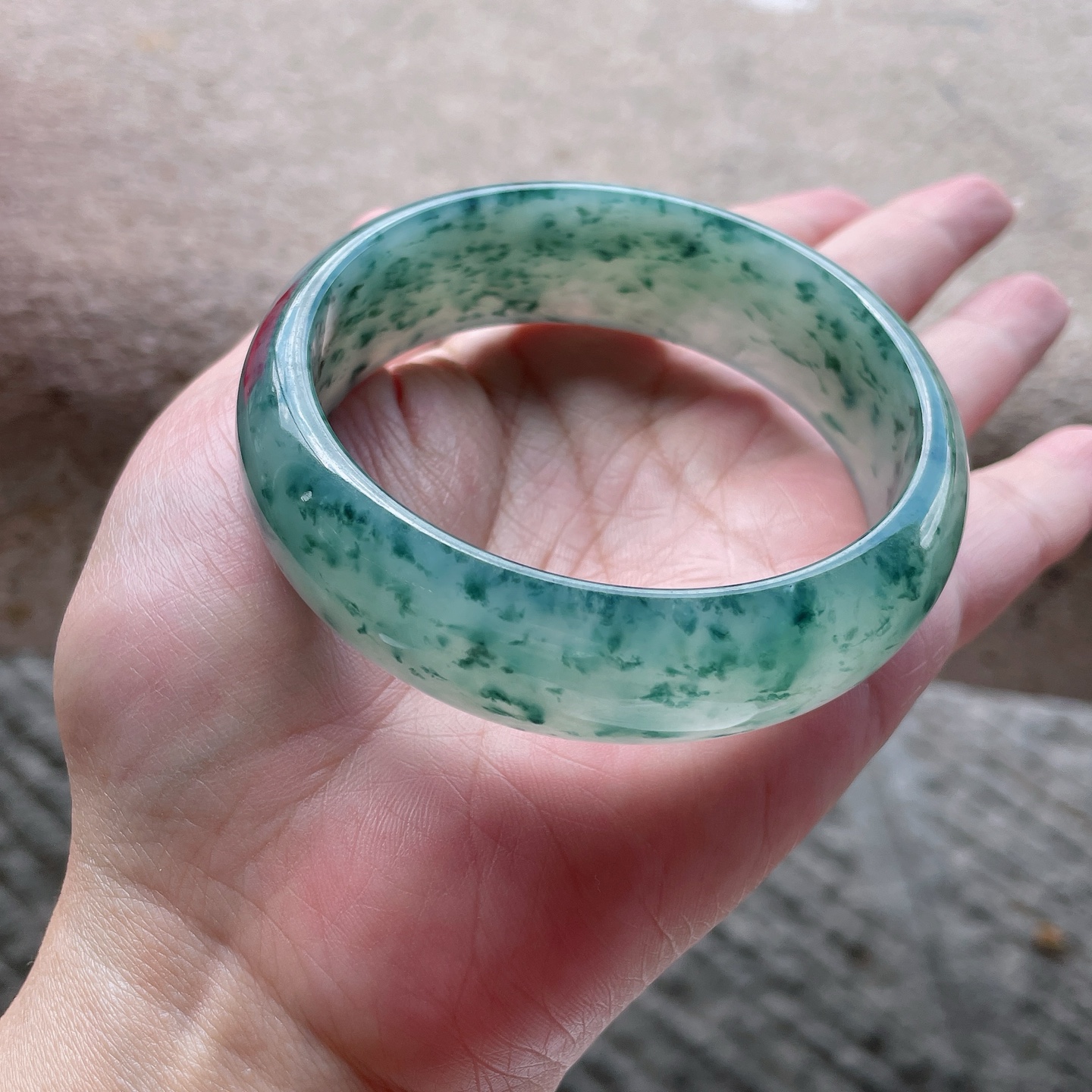 【手镯】正圈59 60【圈口】59-18.5-8【编码】0527G3【描述】冰晴飘花，轮胎款，版型宽厚，晶莹剔透，水润，种老，无裂