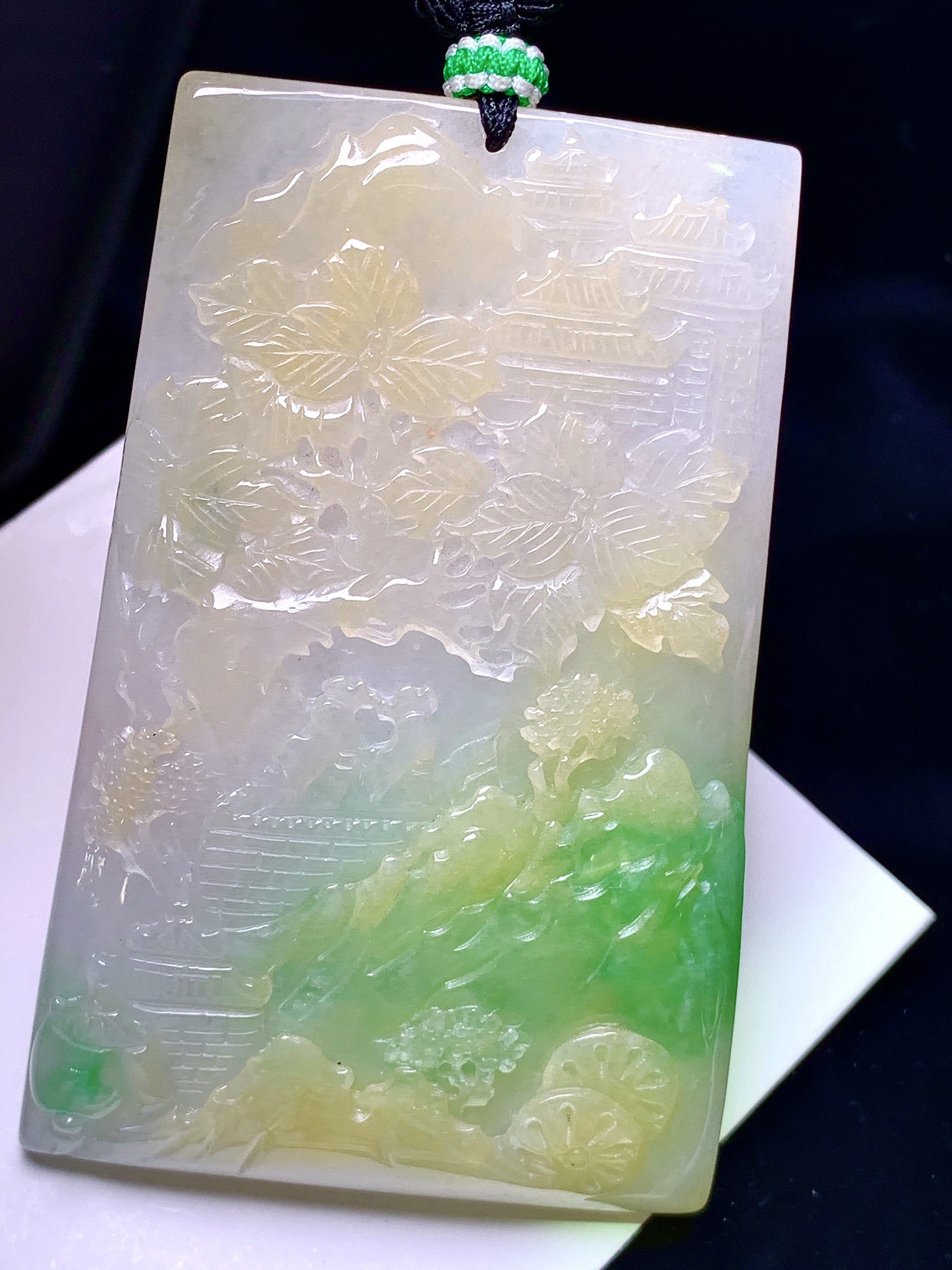 飘黄绿翡山水牌子吊坠 玉质细腻 色泽艳丽清新 水润亮眼 整体尺寸65.5*42.3*9 a5